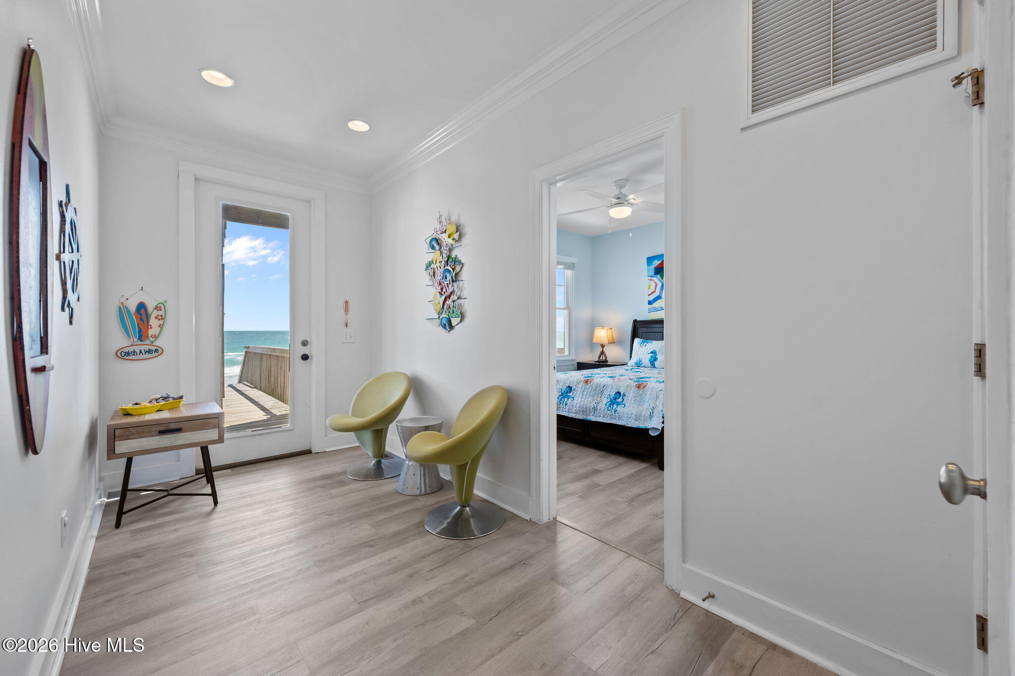 100570241 | Photo 57