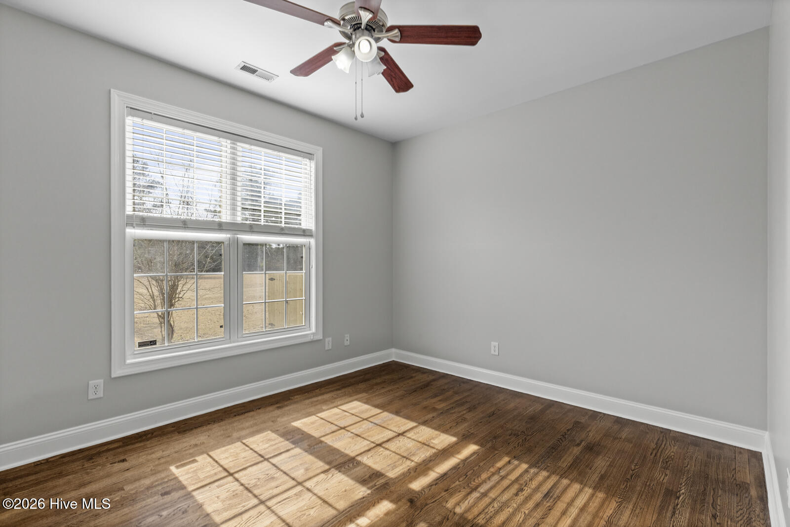 100545911 | Photo 35