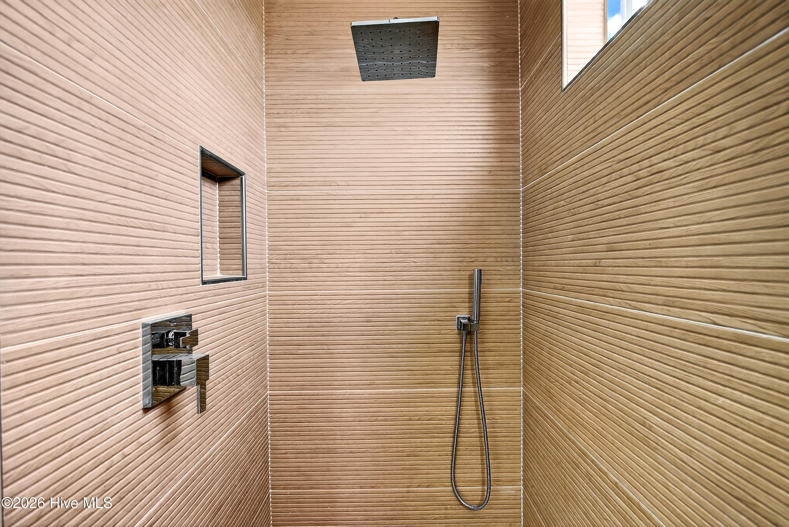 100559687 | Photo 19