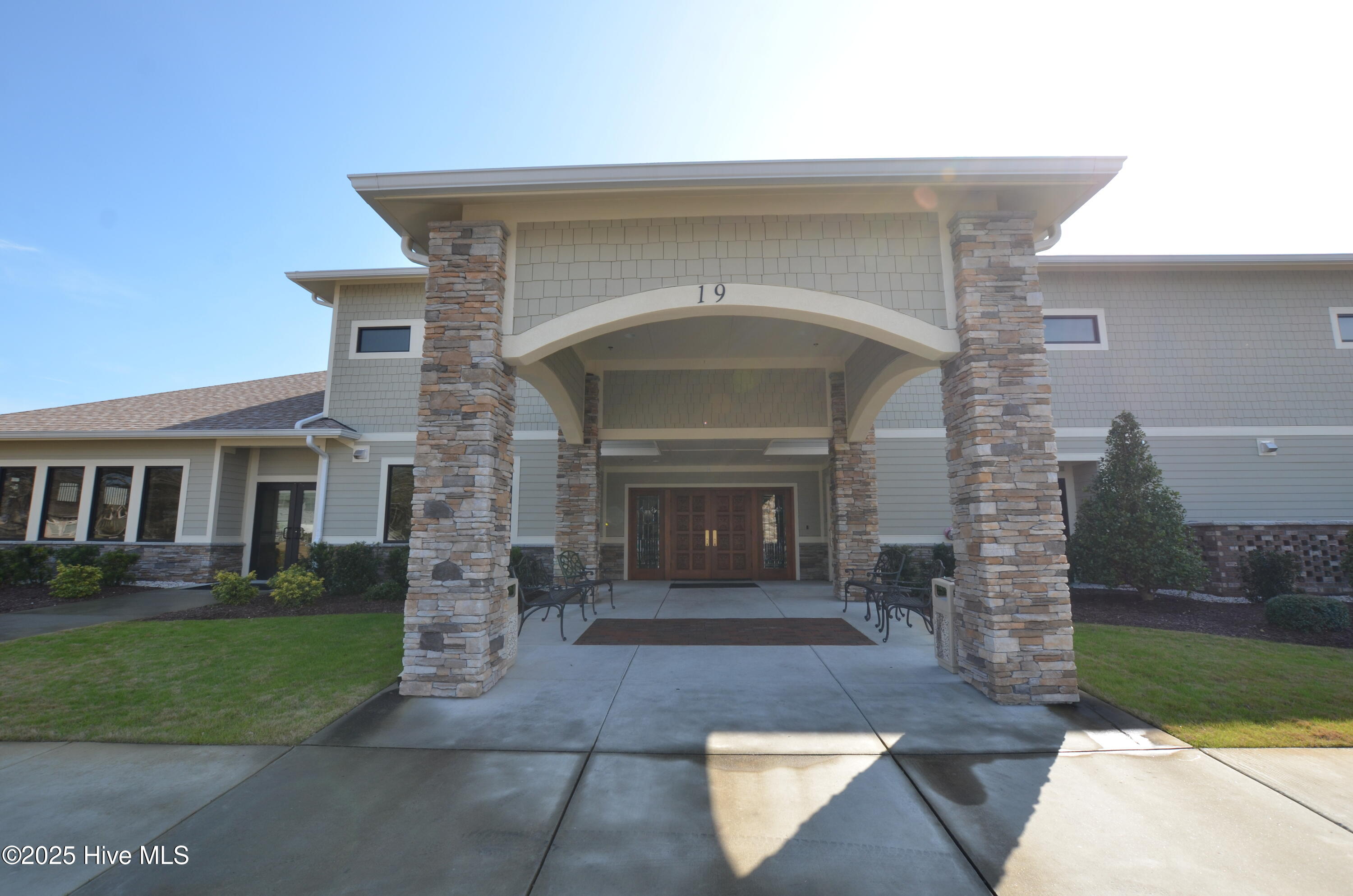 100533806 | Photo 23