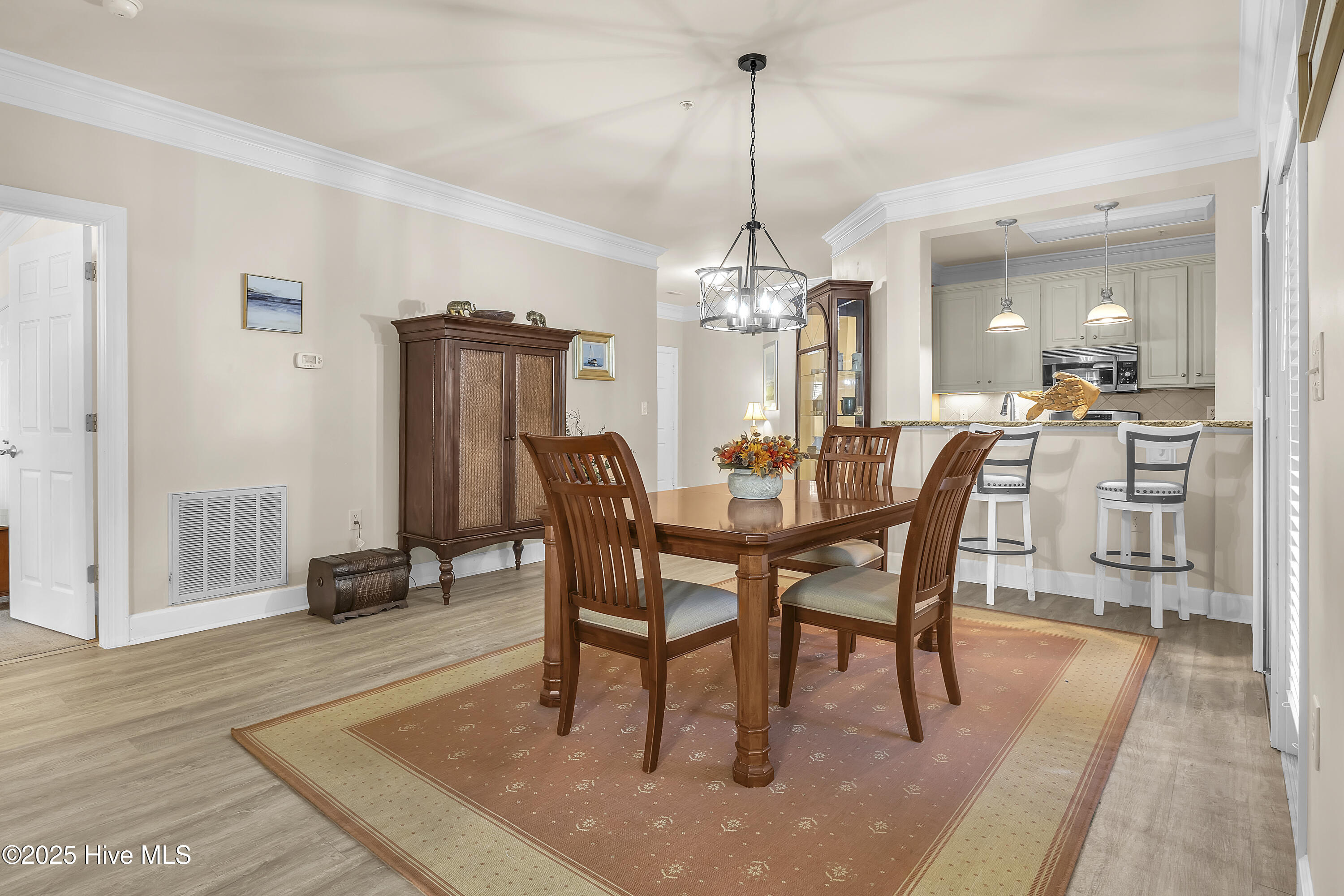 100541571 | Photo 10