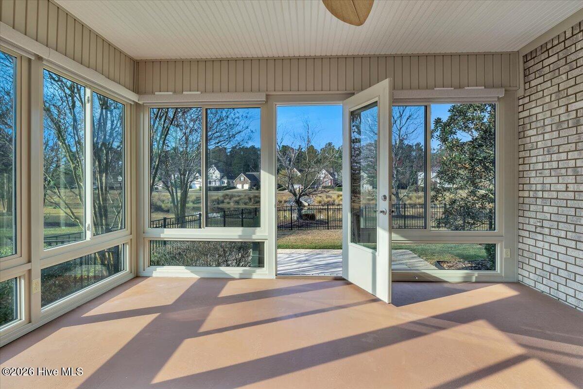 100559889 | Photo 12