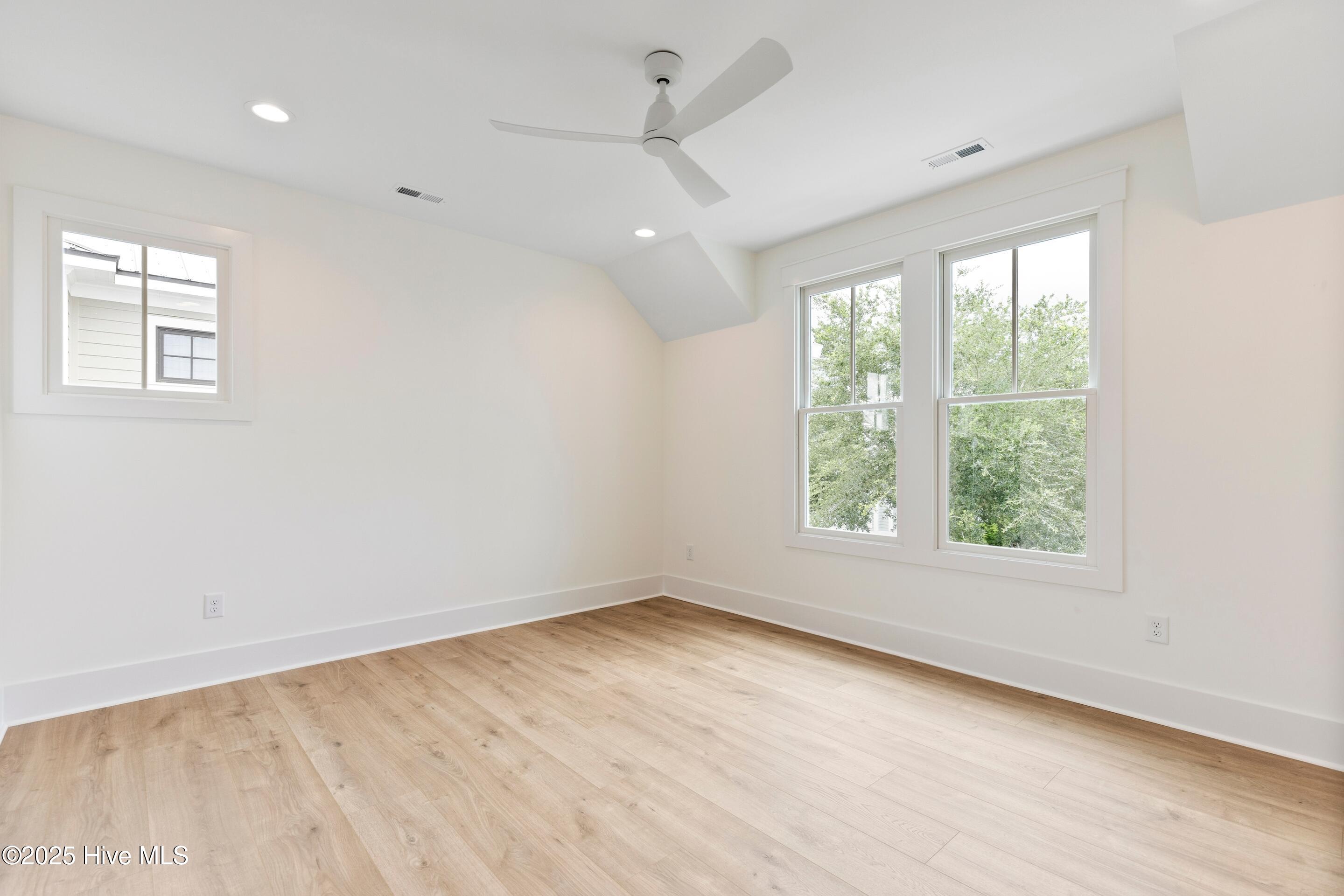 100542273 | Photo 60