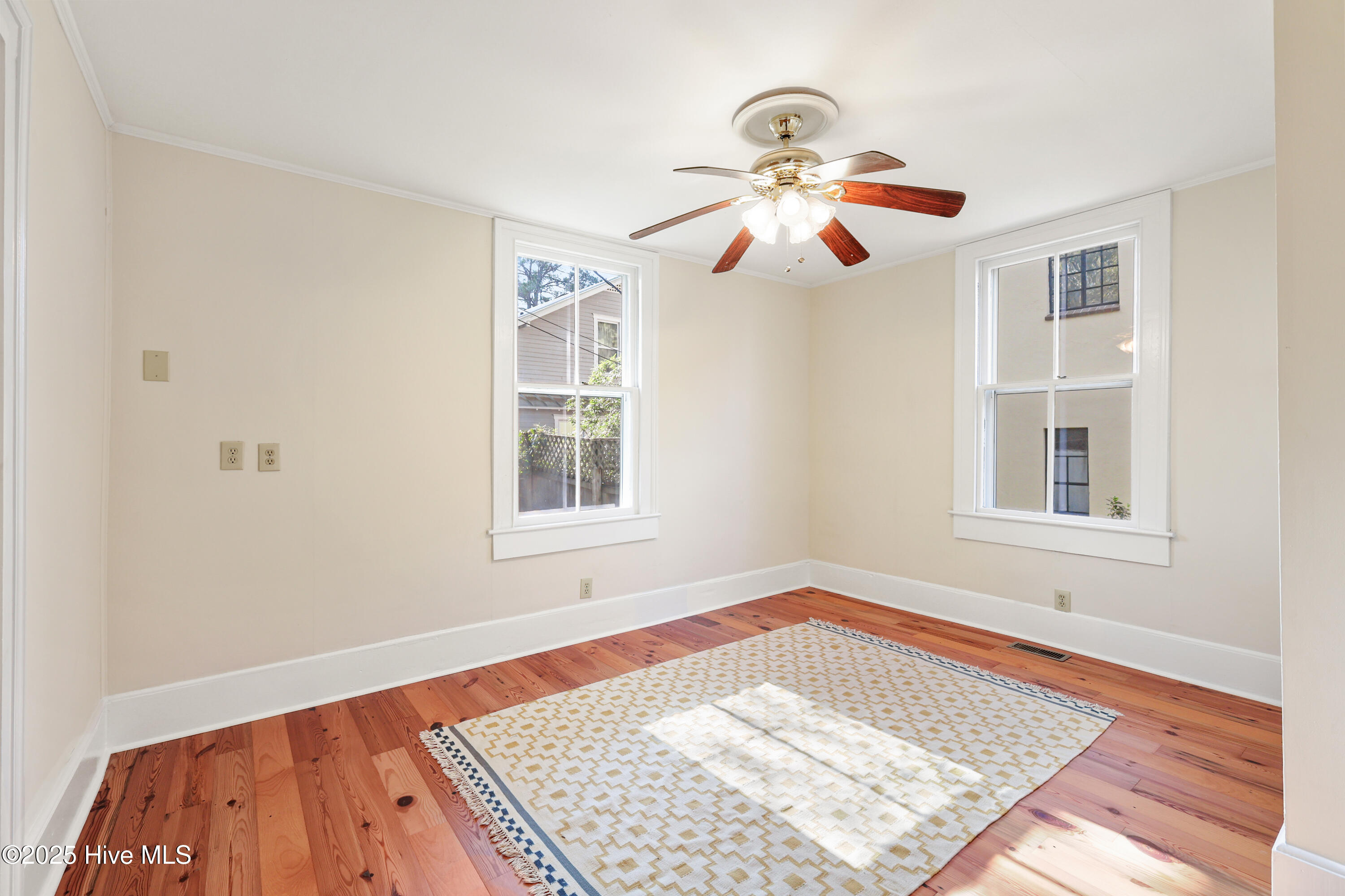 100528129 | Photo 35