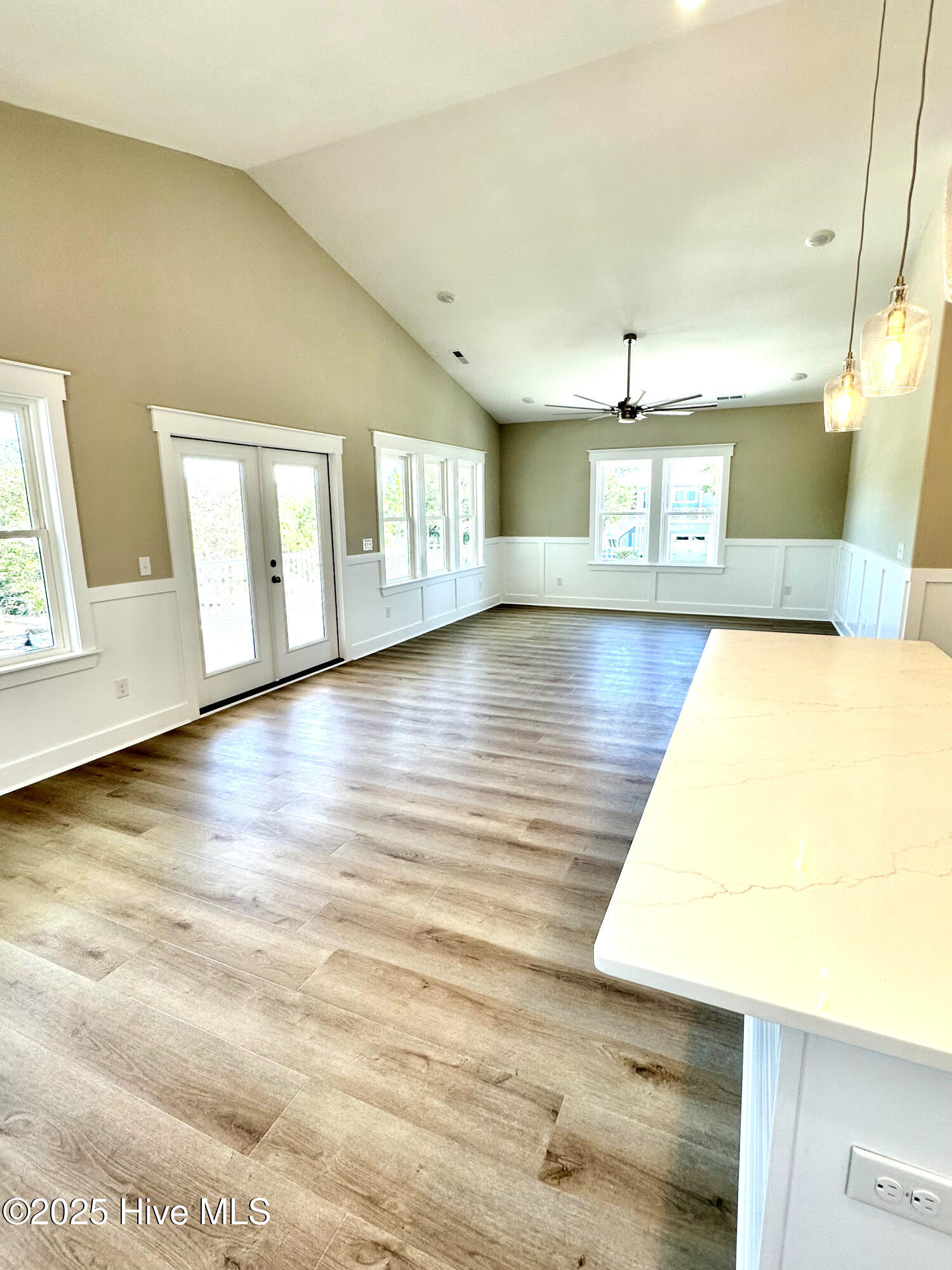 100537365 | Photo 14