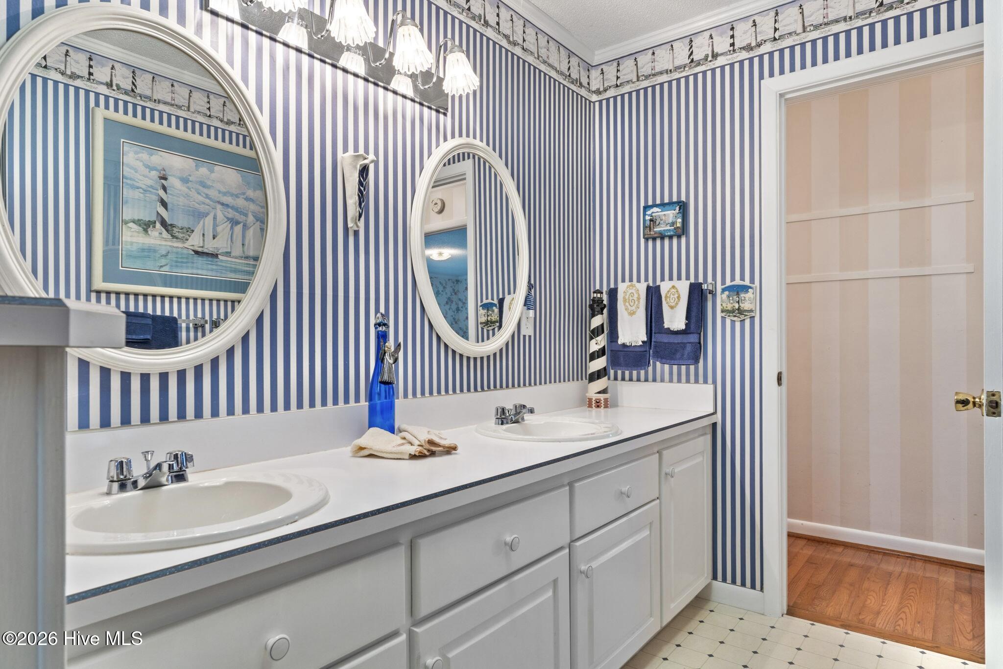 100561830 | Photo 22