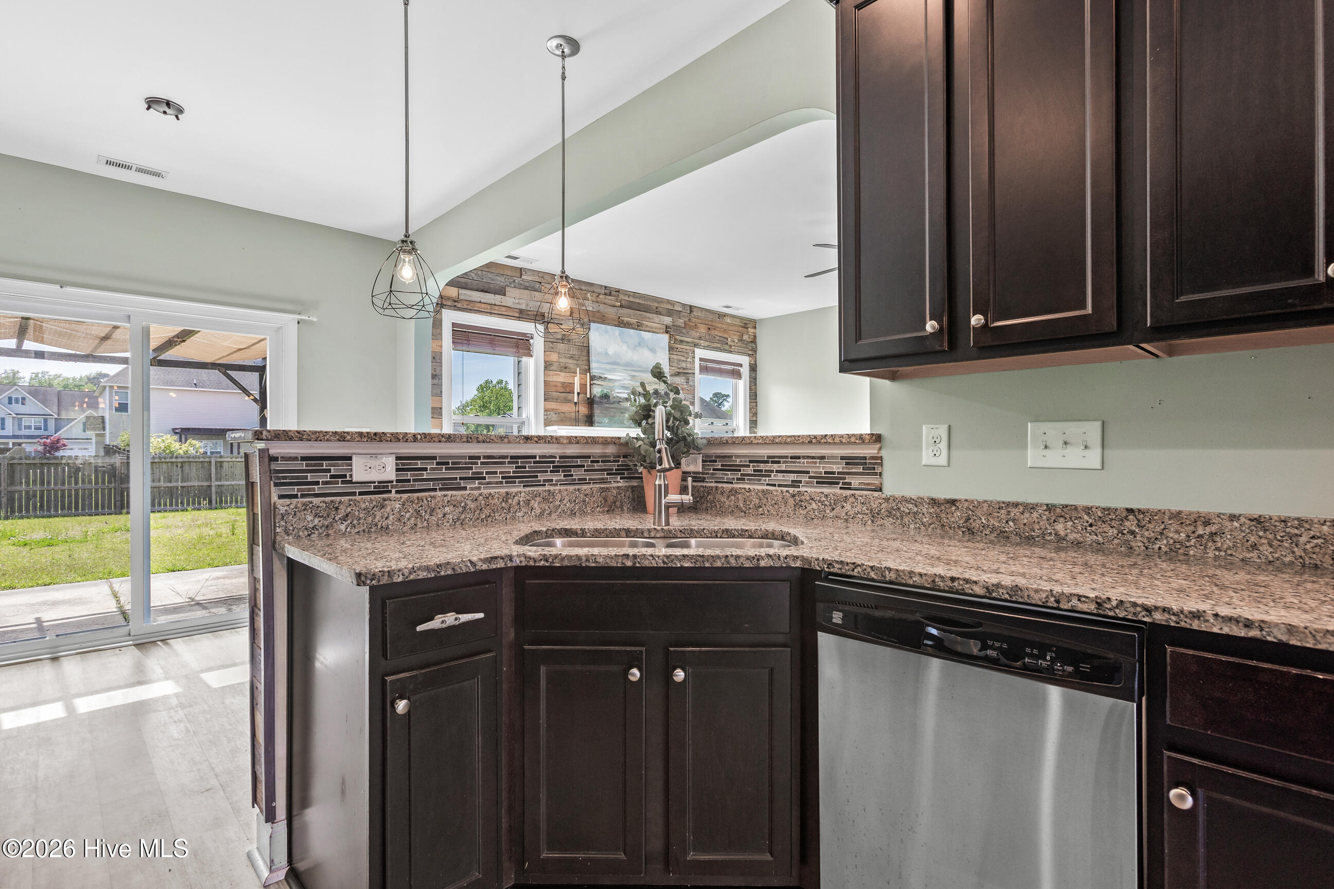 100567731 | Photo 16