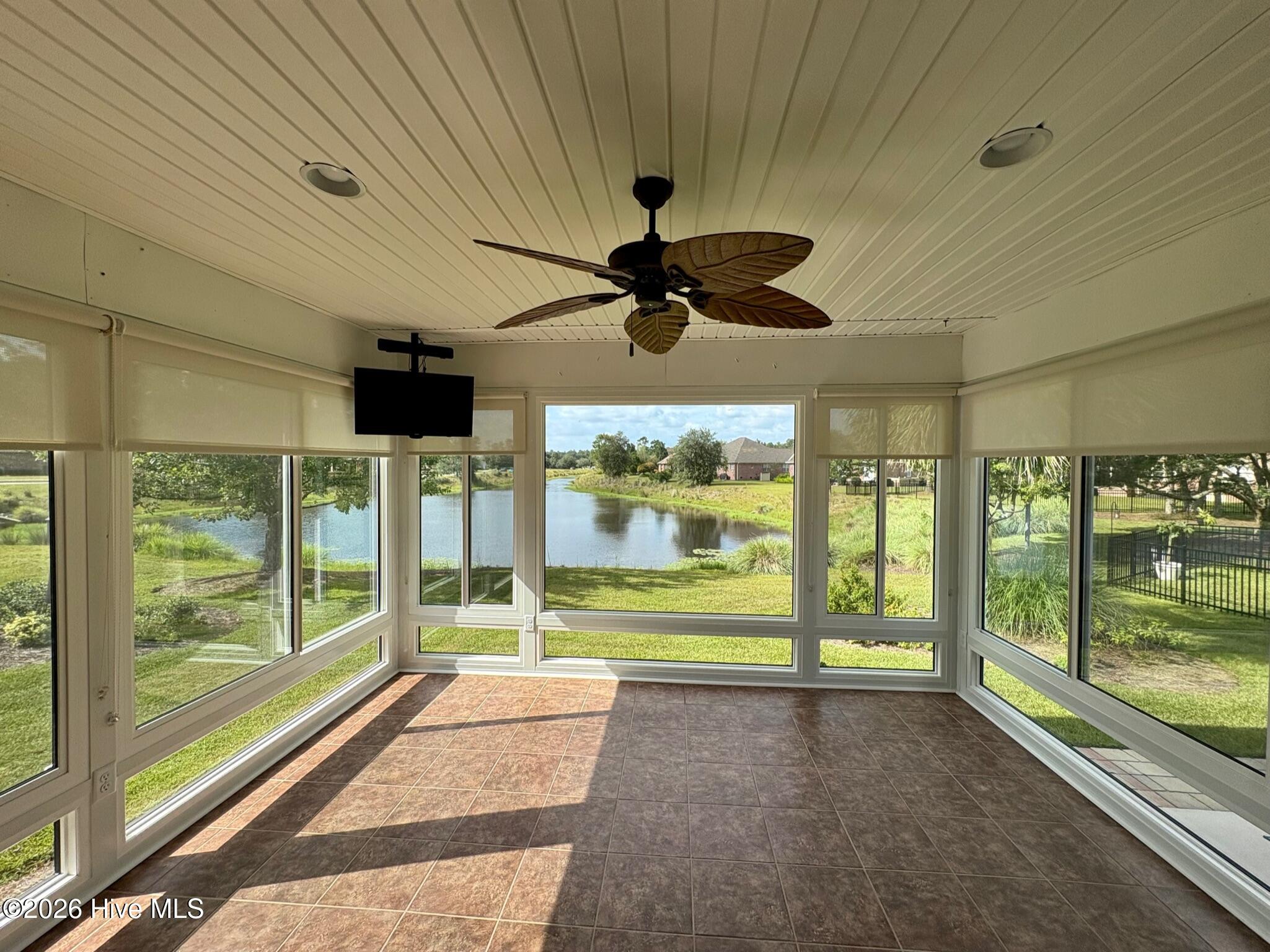 100558874 | Photo 15