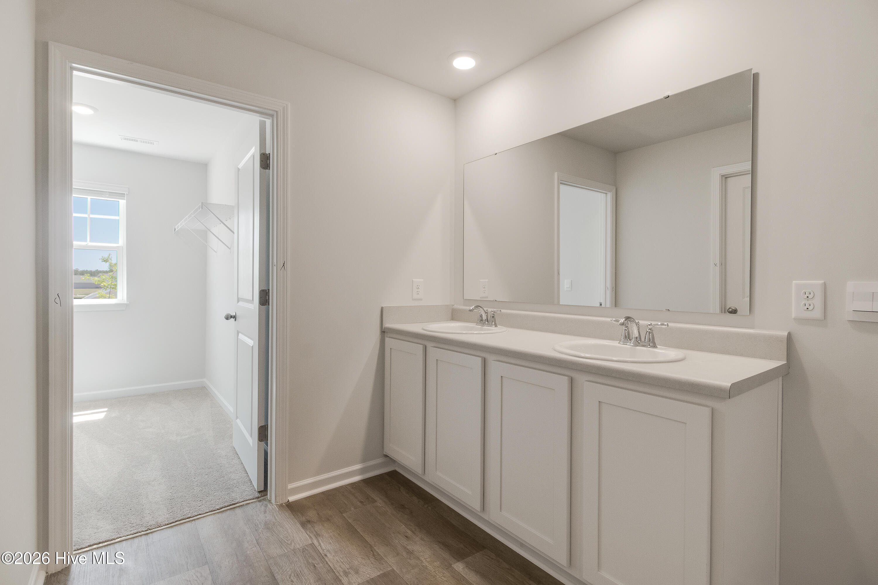 100565377 | Photo 13