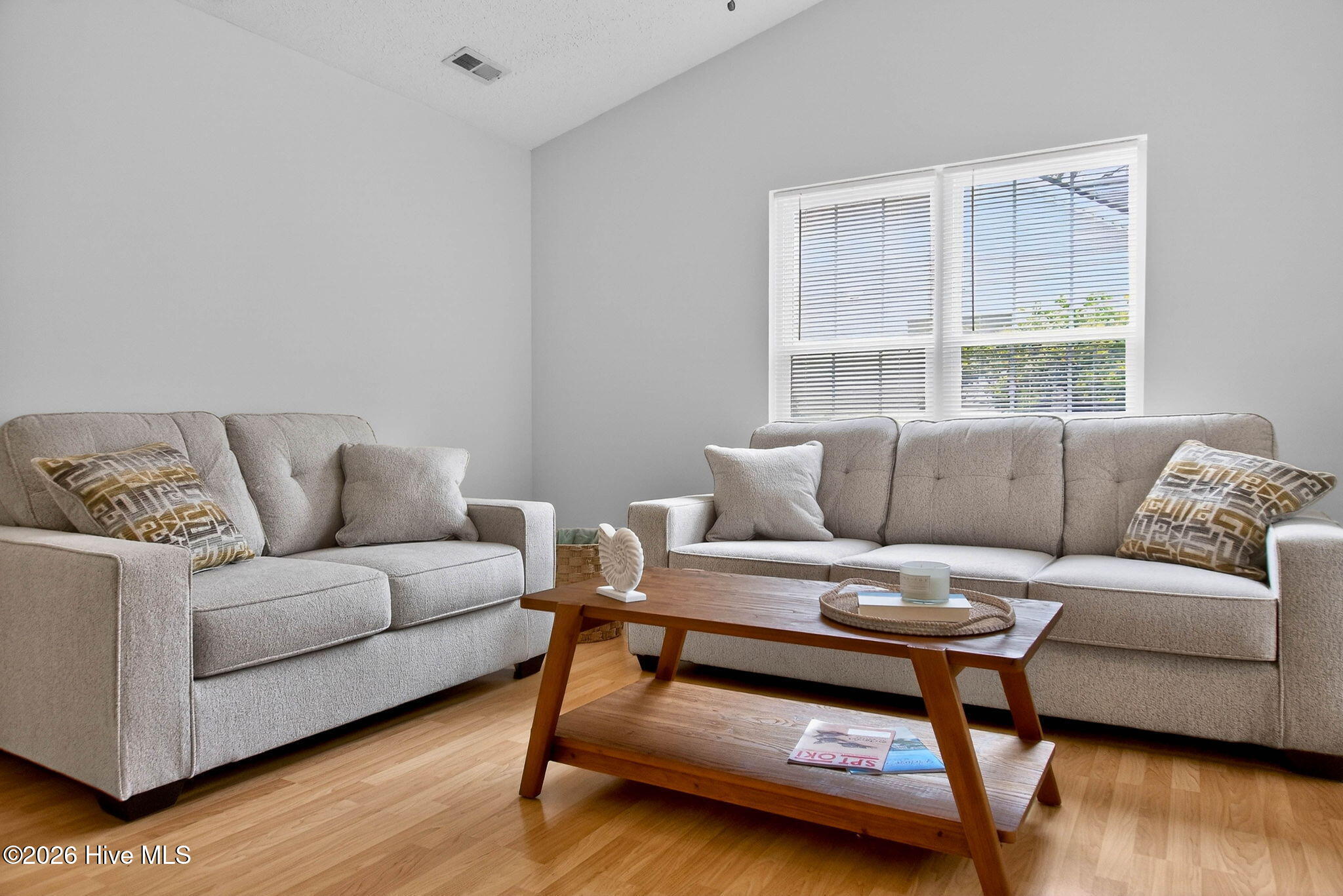 100562767 | Photo 12