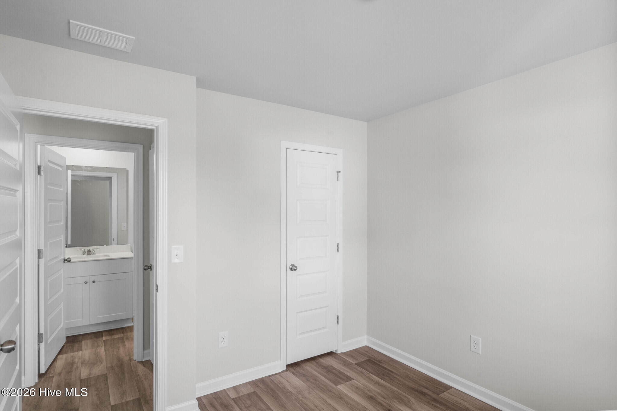 100560353 | Photo 13