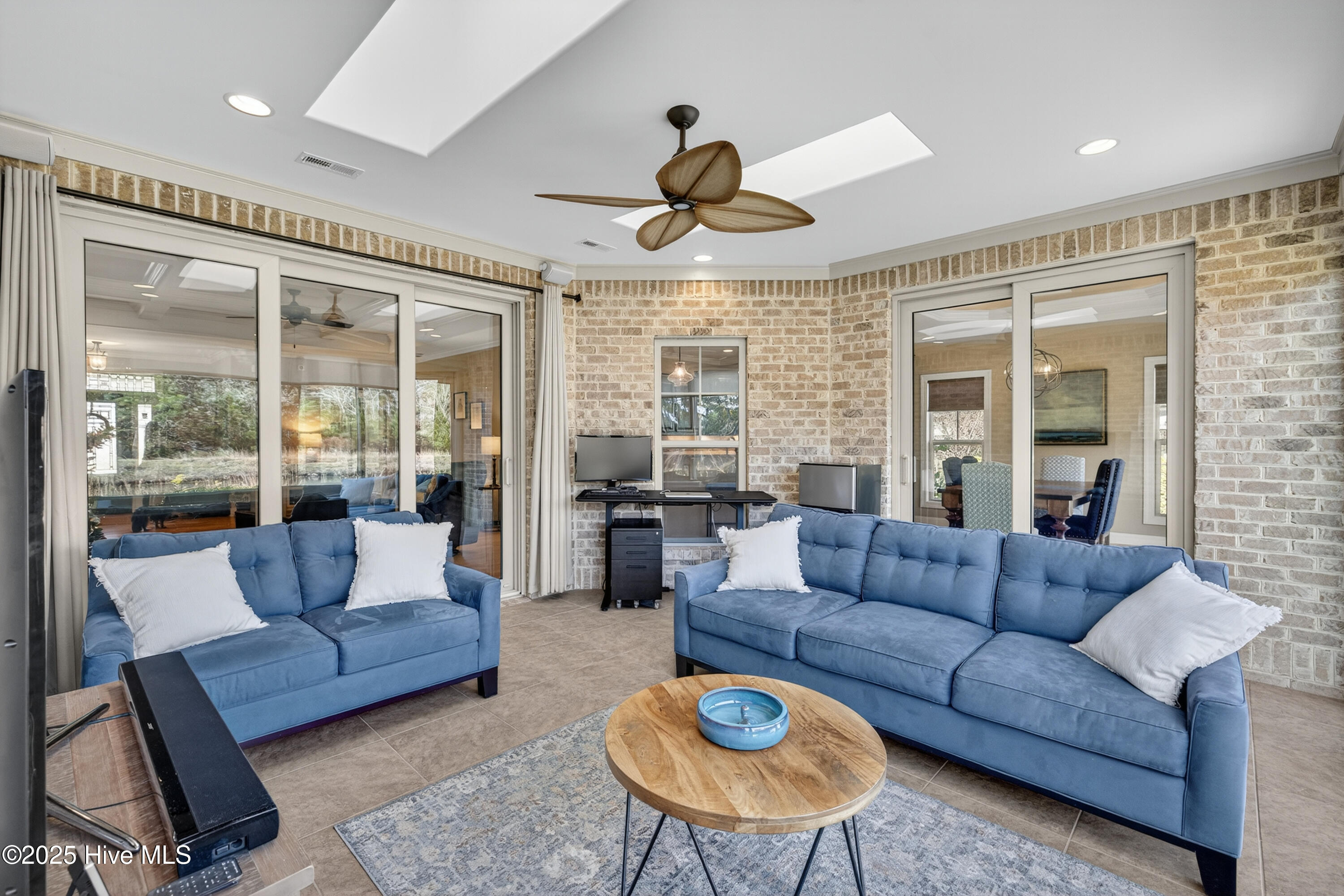 100541240 | Photo 24