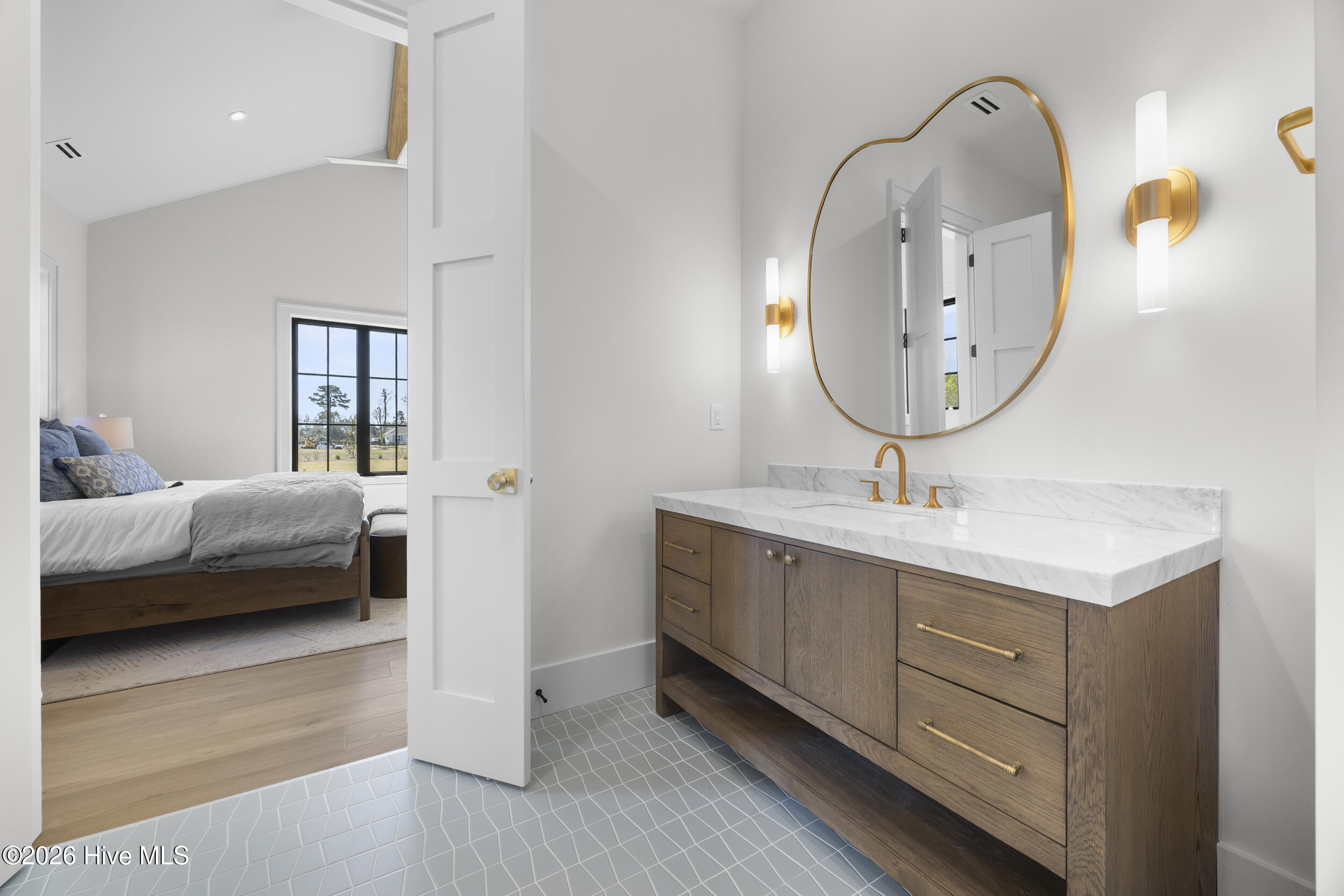 100561987 | Photo 21