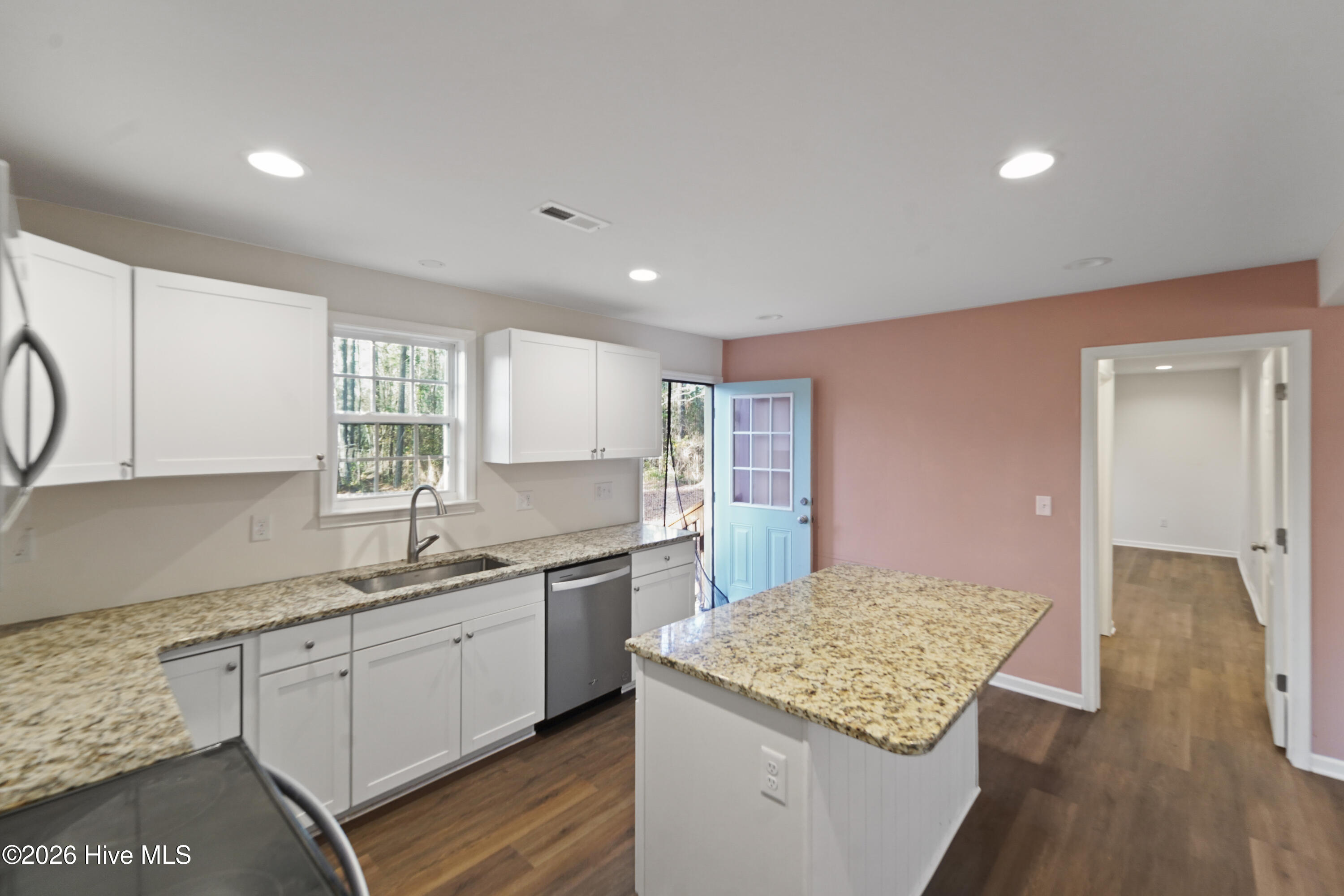 100548487 | Photo 20