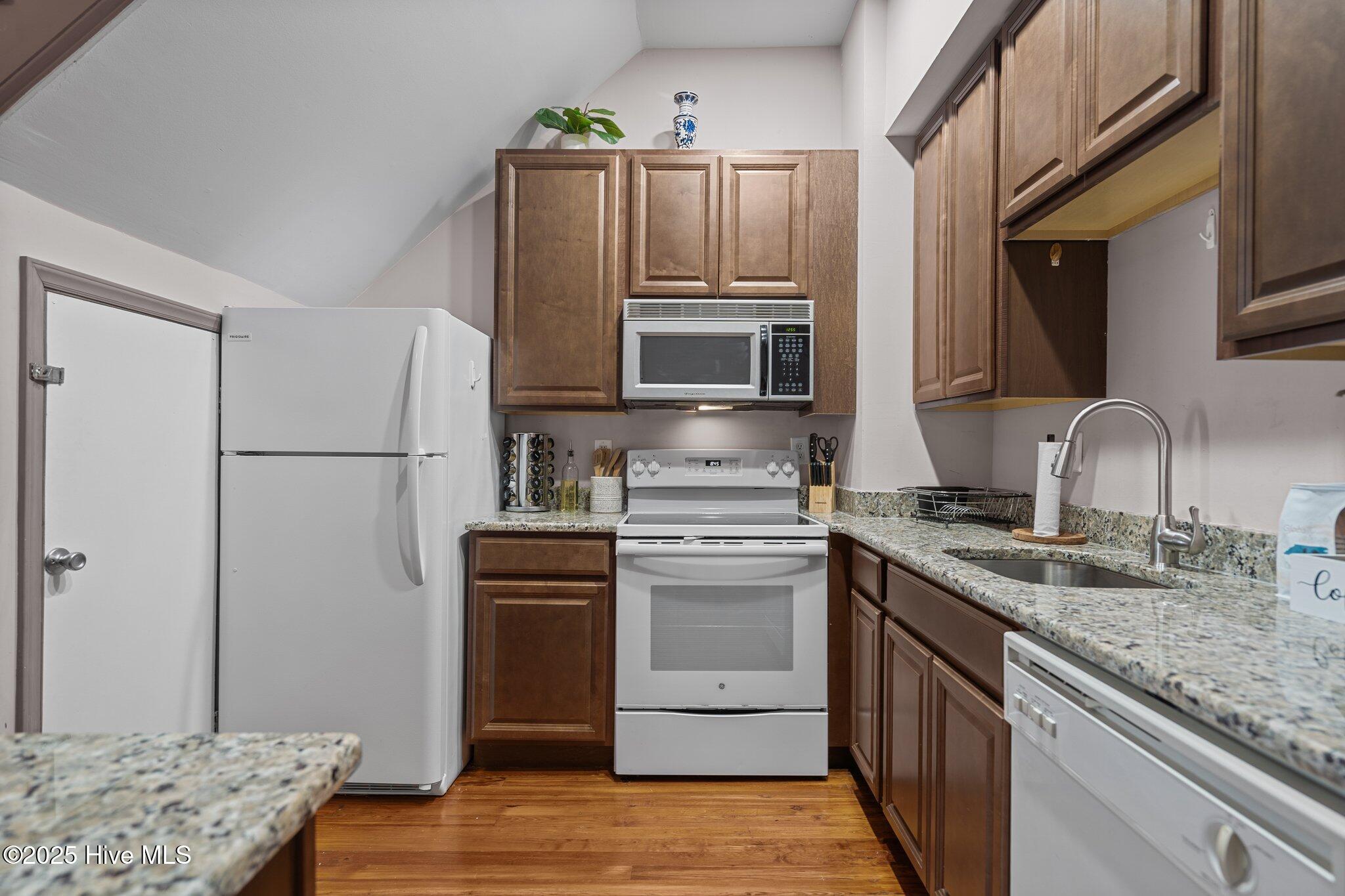 100544405 | Photo 15