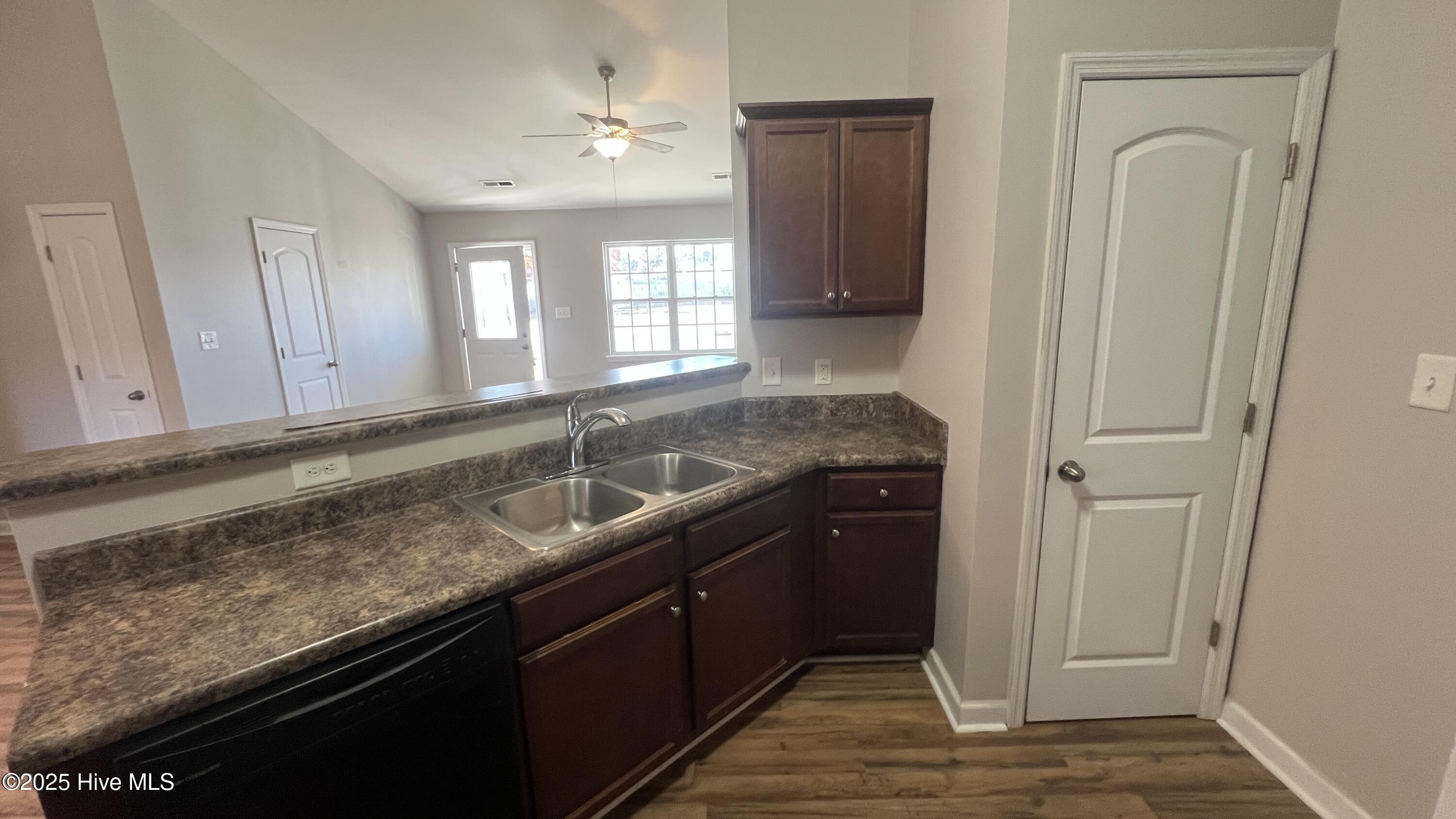 100542758 | Photo 10