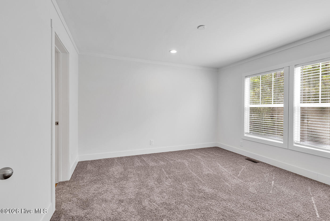 100558273 | Photo 23