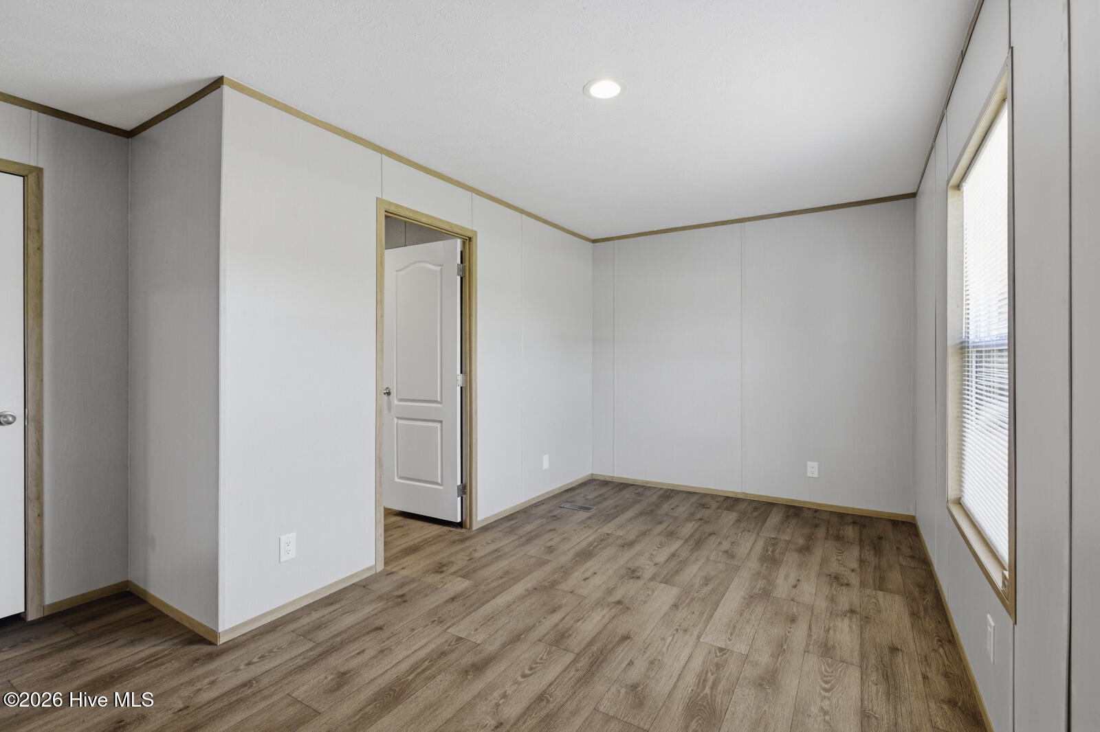 100565358 | Photo 23