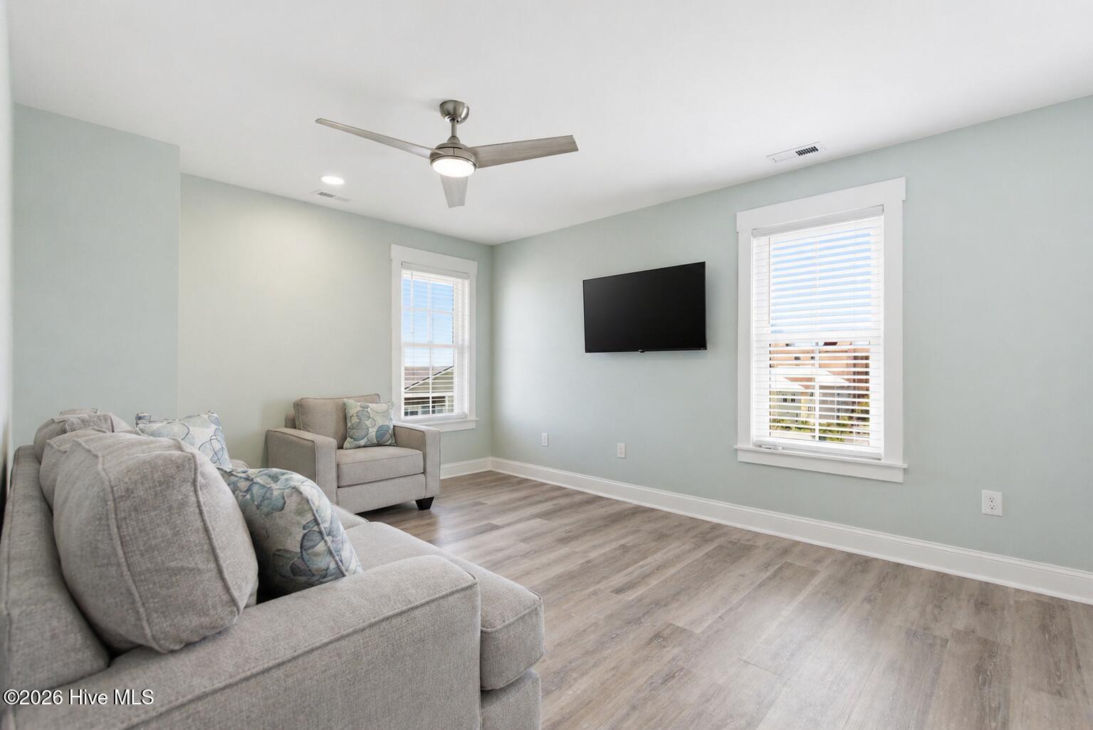 100570056 | Photo 56