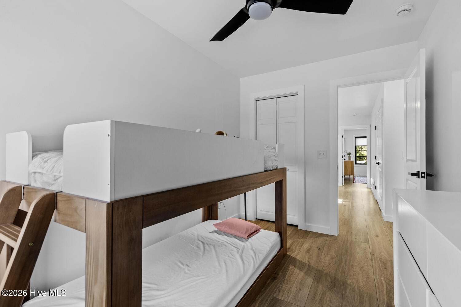 100550800 | Photo 24