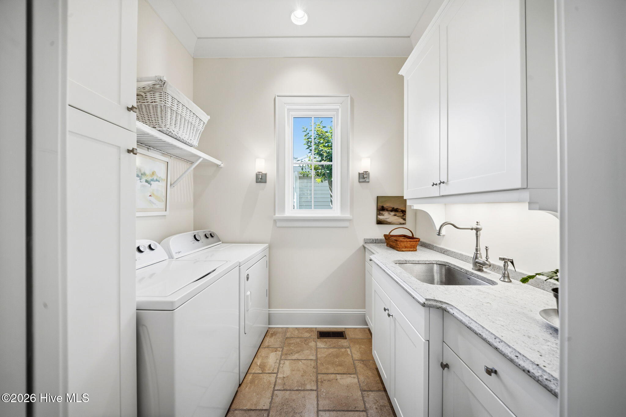 100570583 | Photo 61