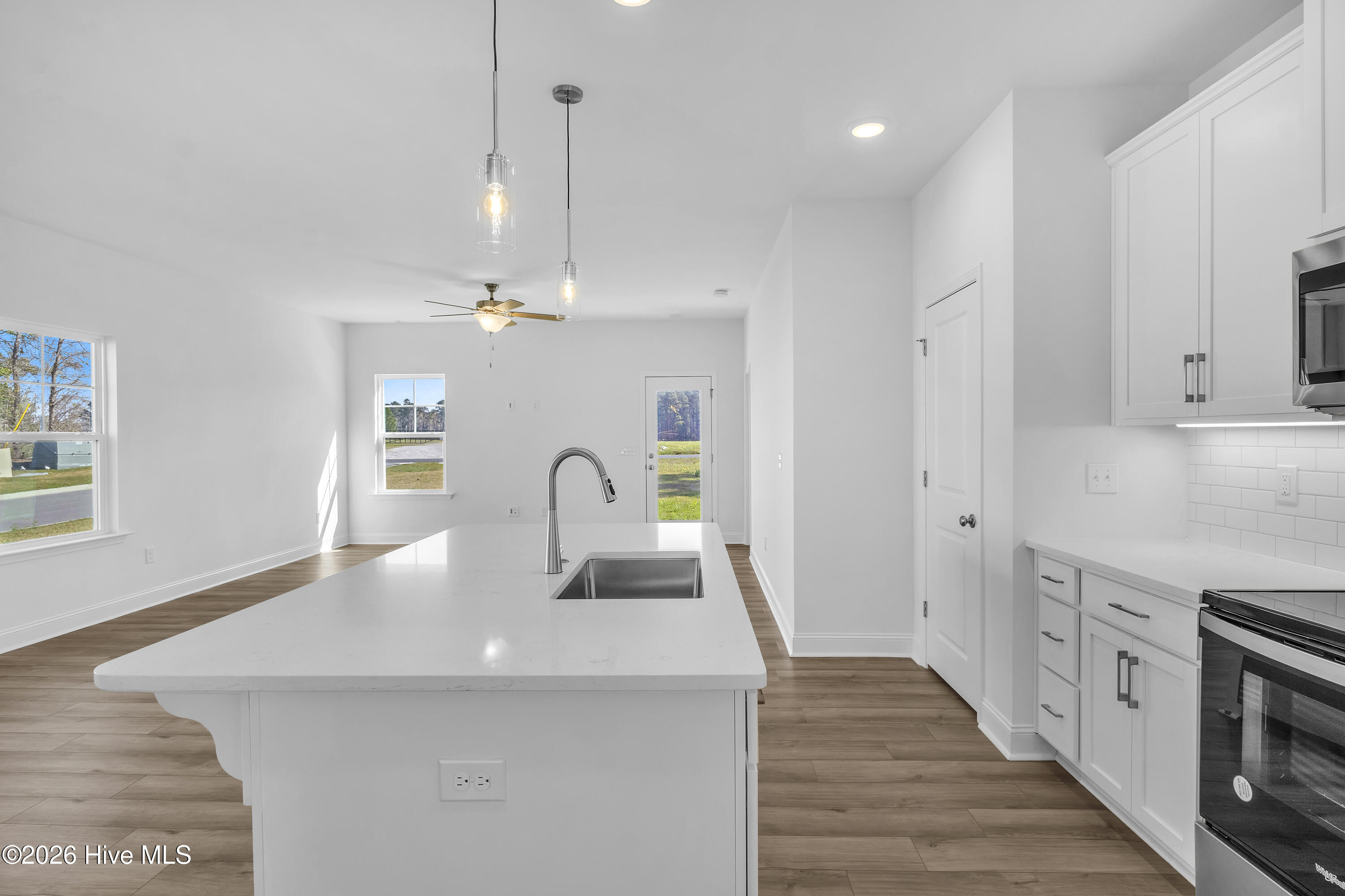 100563590 | Photo 12