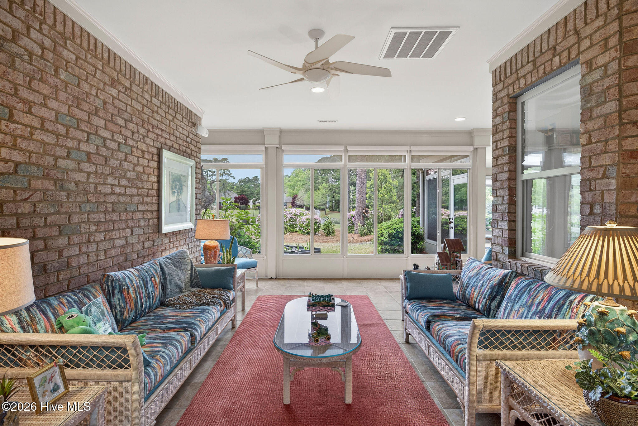 100565990 | Photo 16