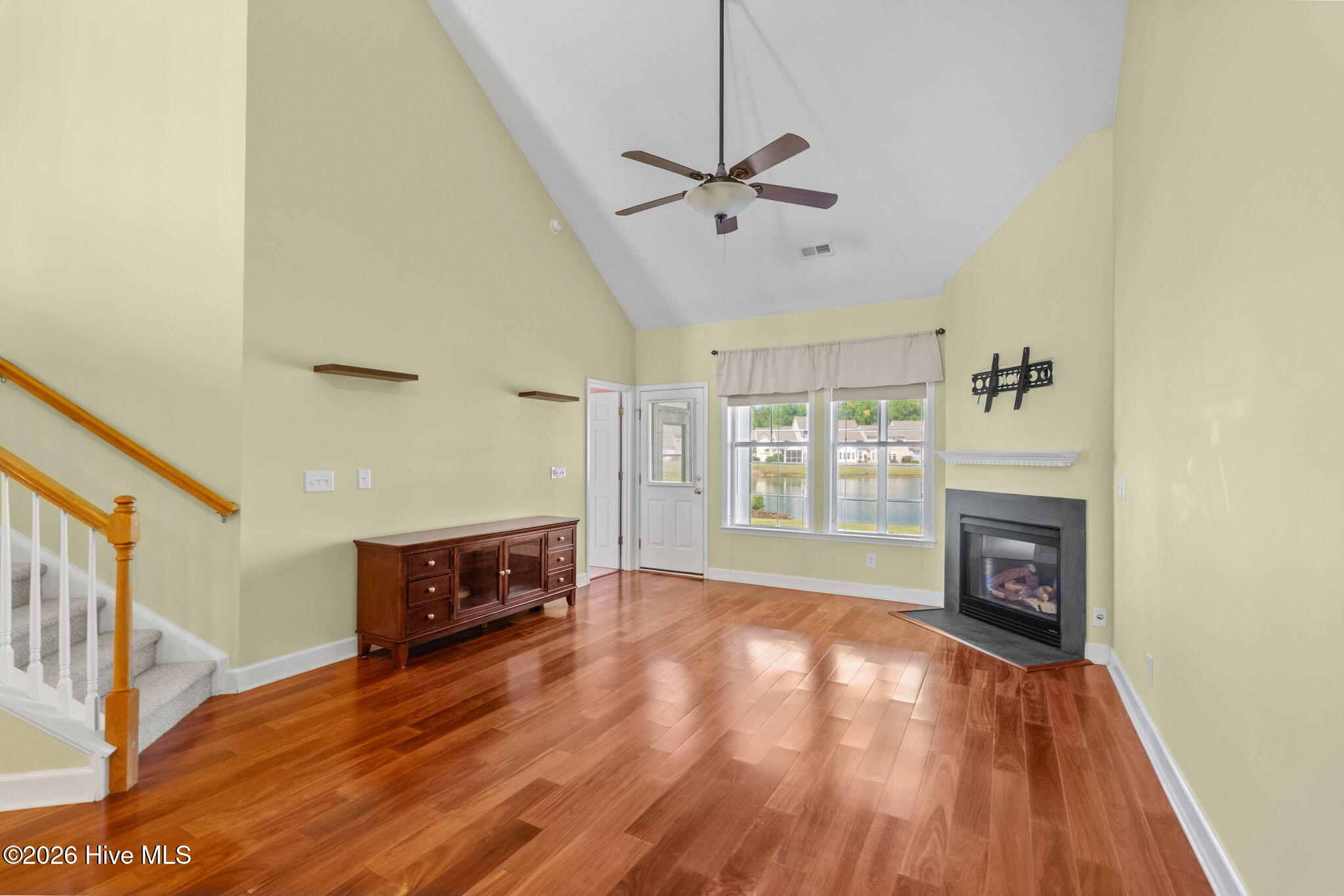 100570340 | Photo 18