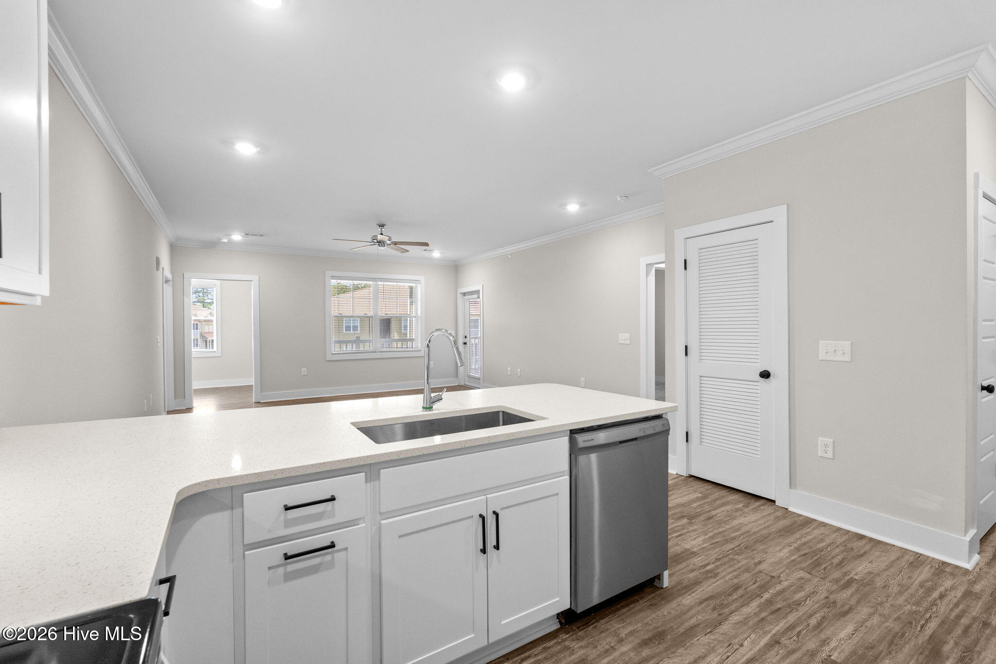 100566084 | Photo 17