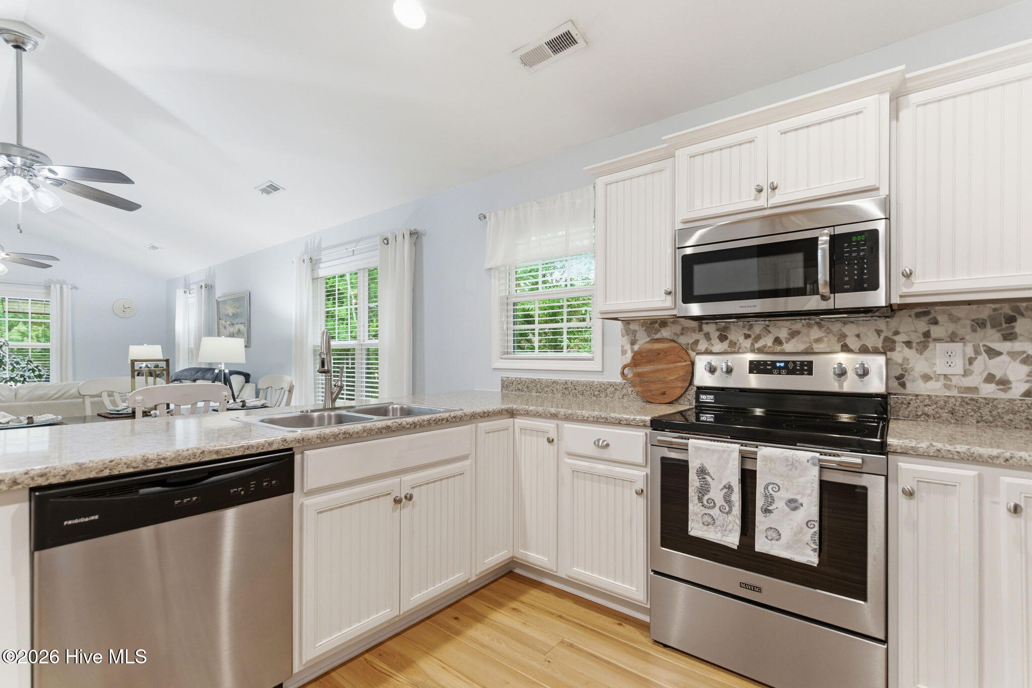 100570095 | Photo 17