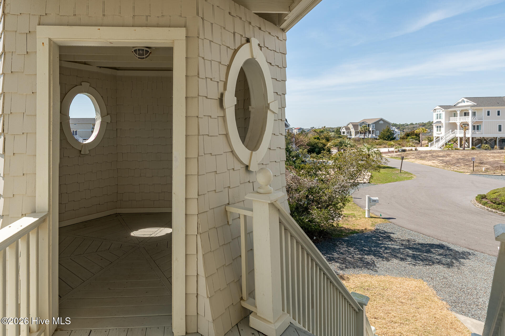 100562037 | Photo 33