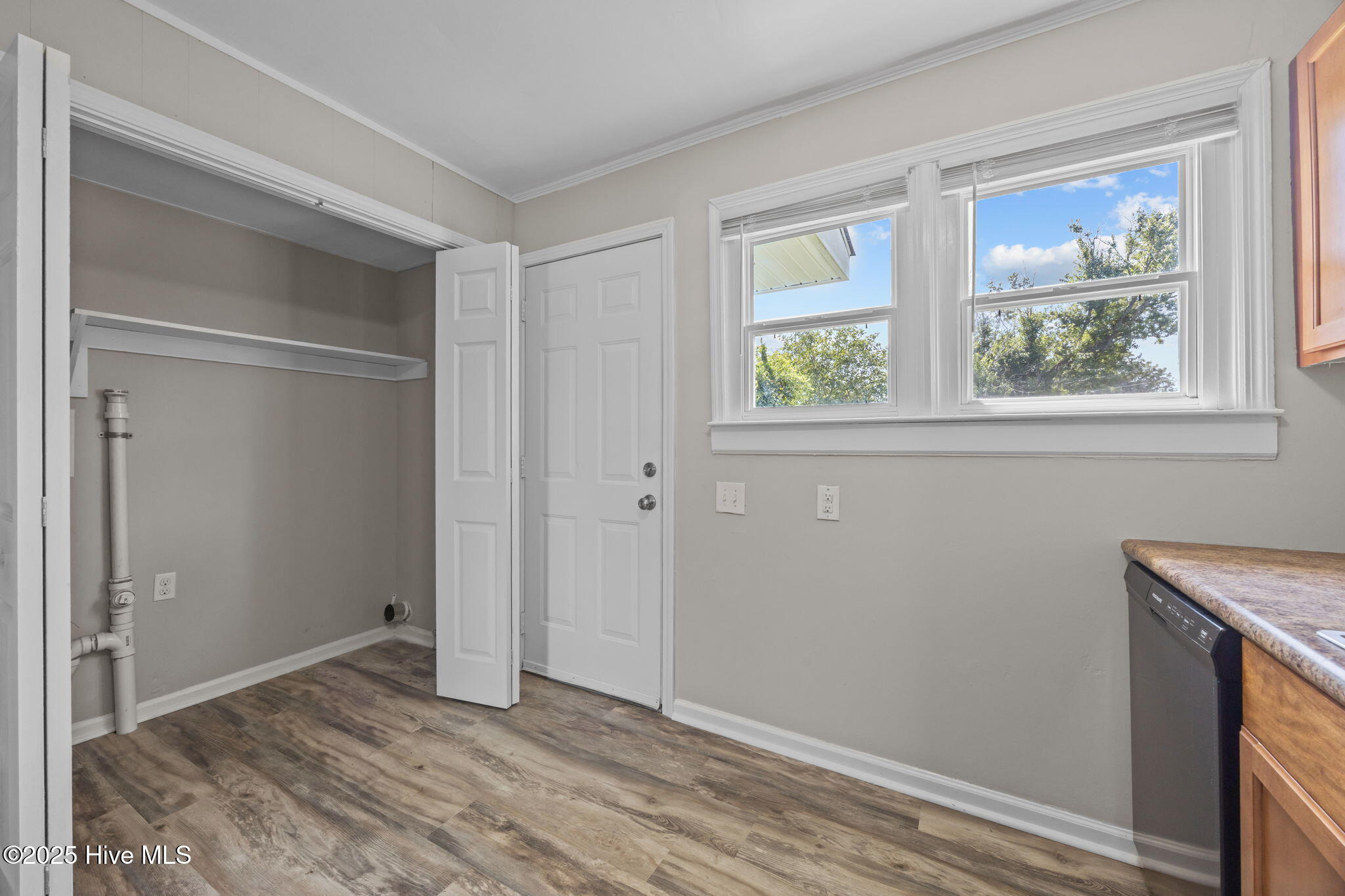 100560233 | Photo 11