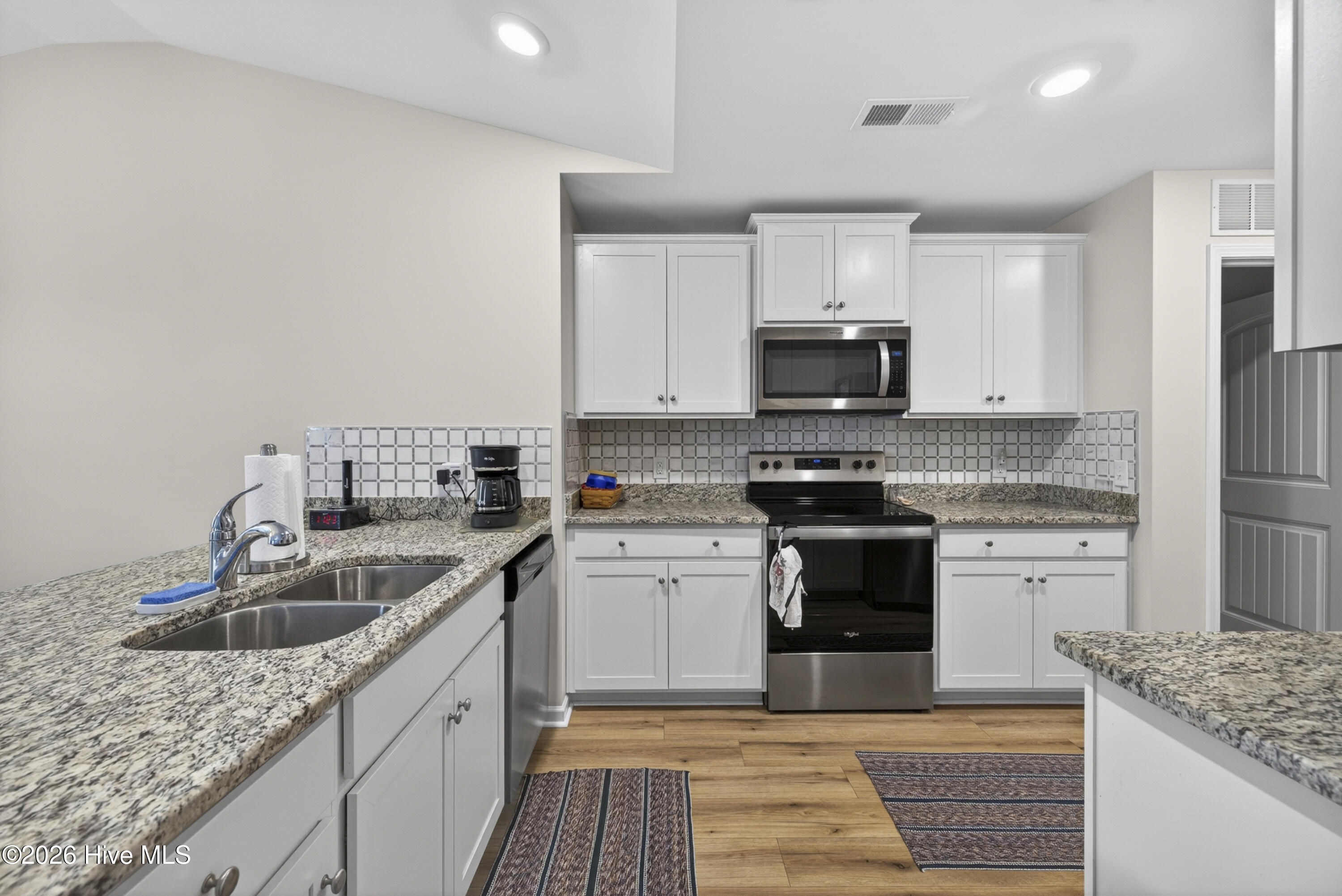 100570076 | Photo 24