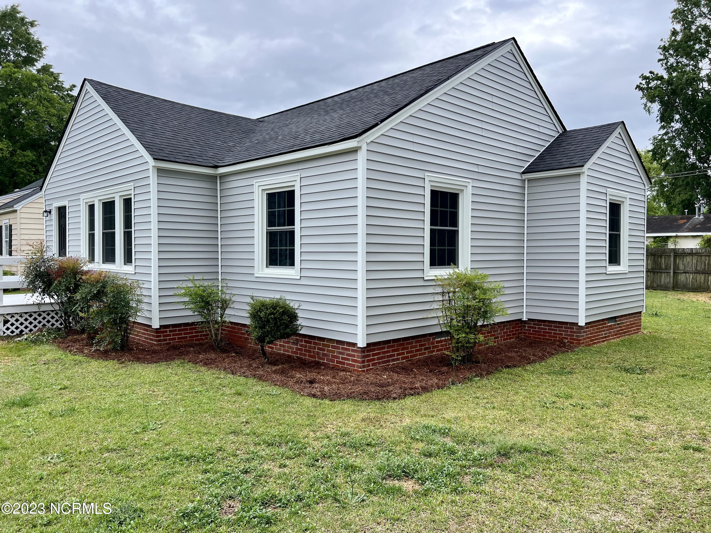 121 N Fairview Circle