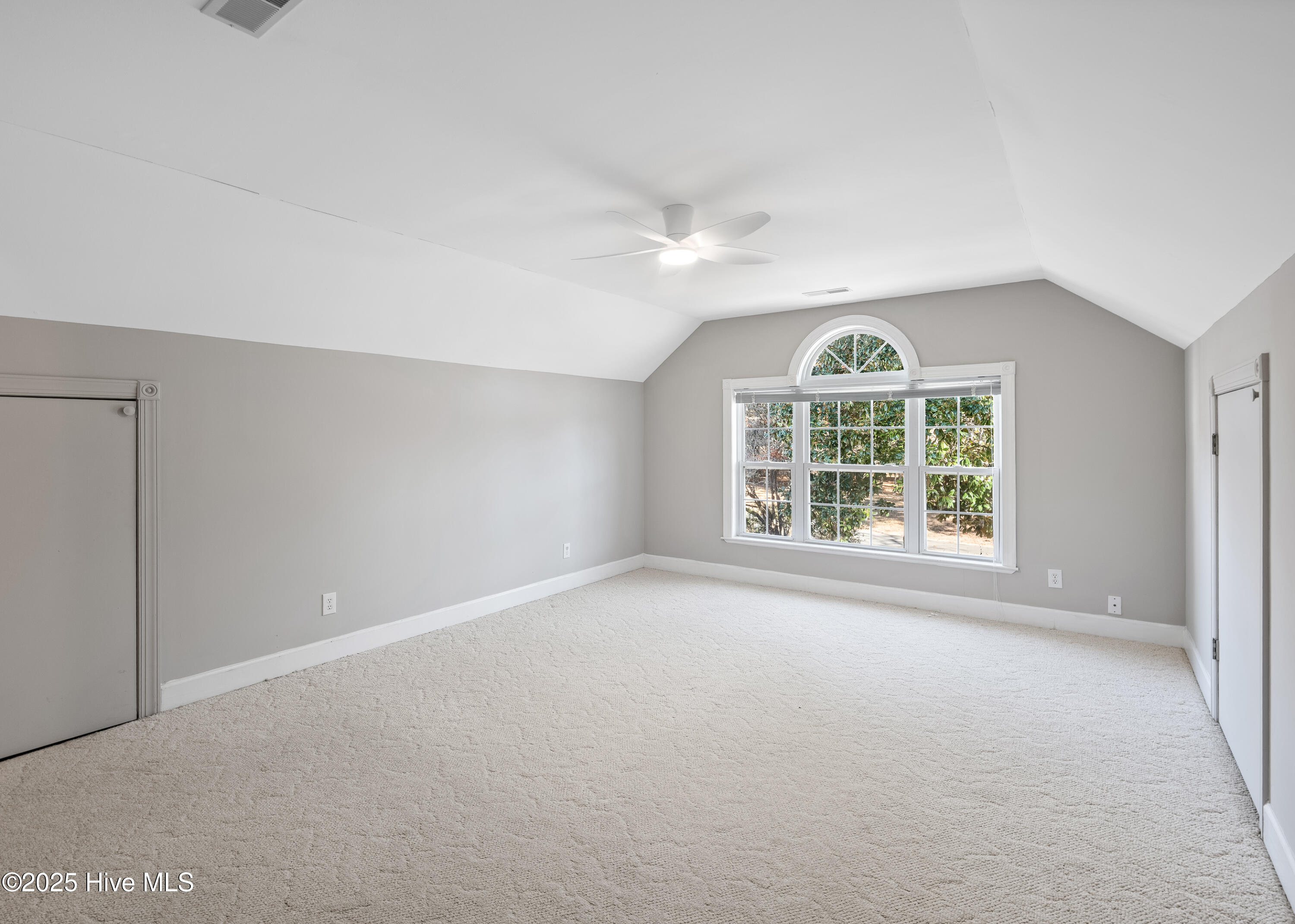 100543941 | Photo 35