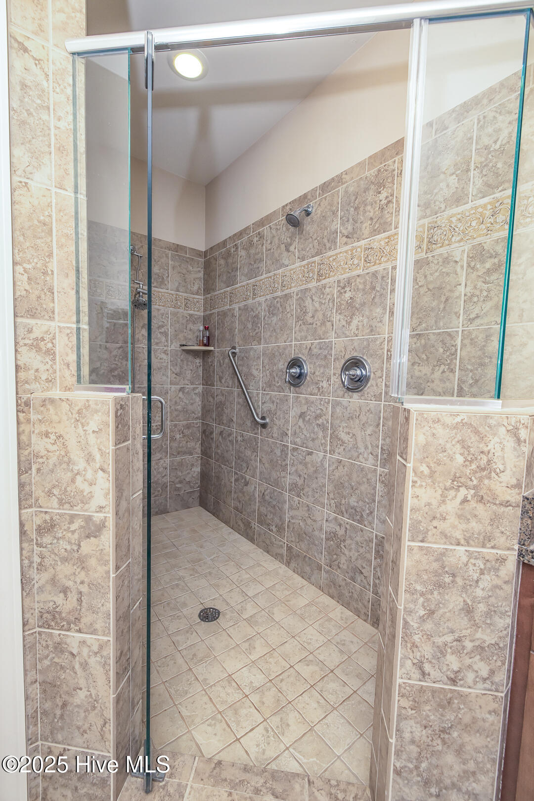 100548390 | Photo 17