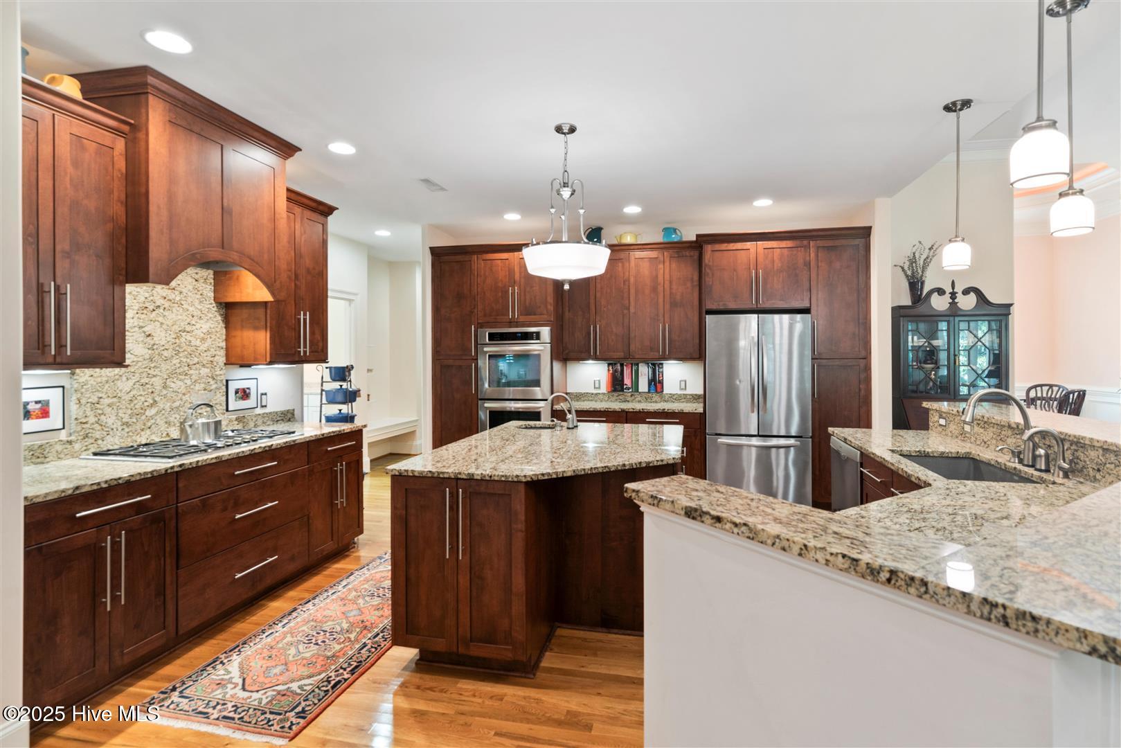 100518615 | Photo 18