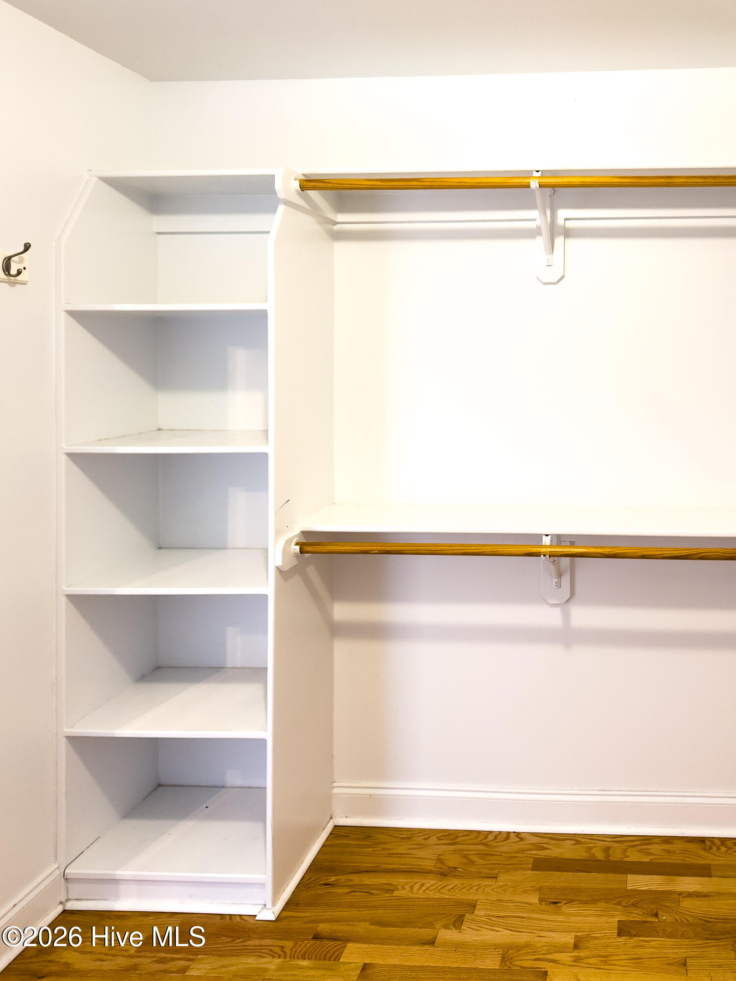 100563119 | Photo 49