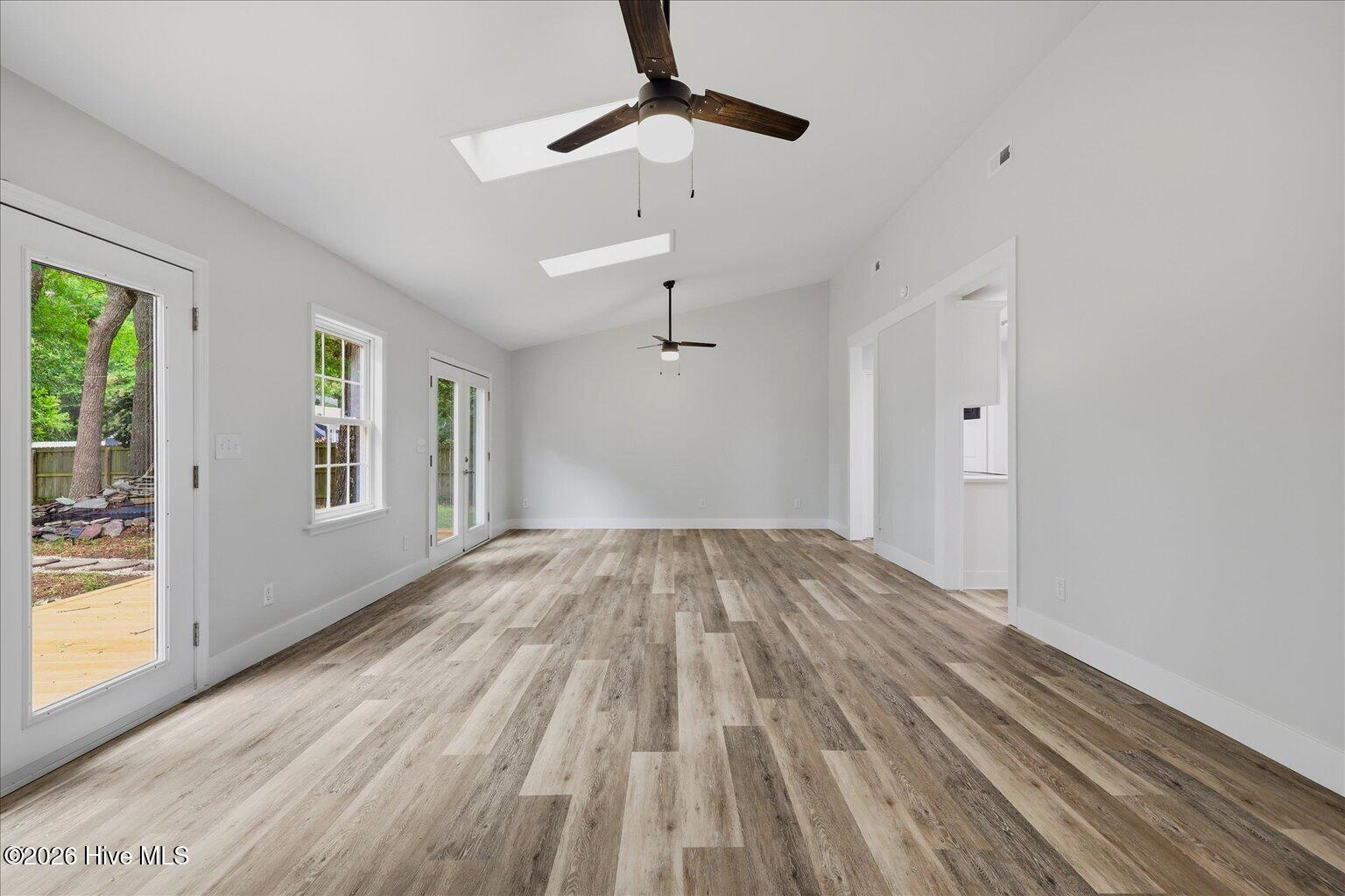 100570357 | Photo 24