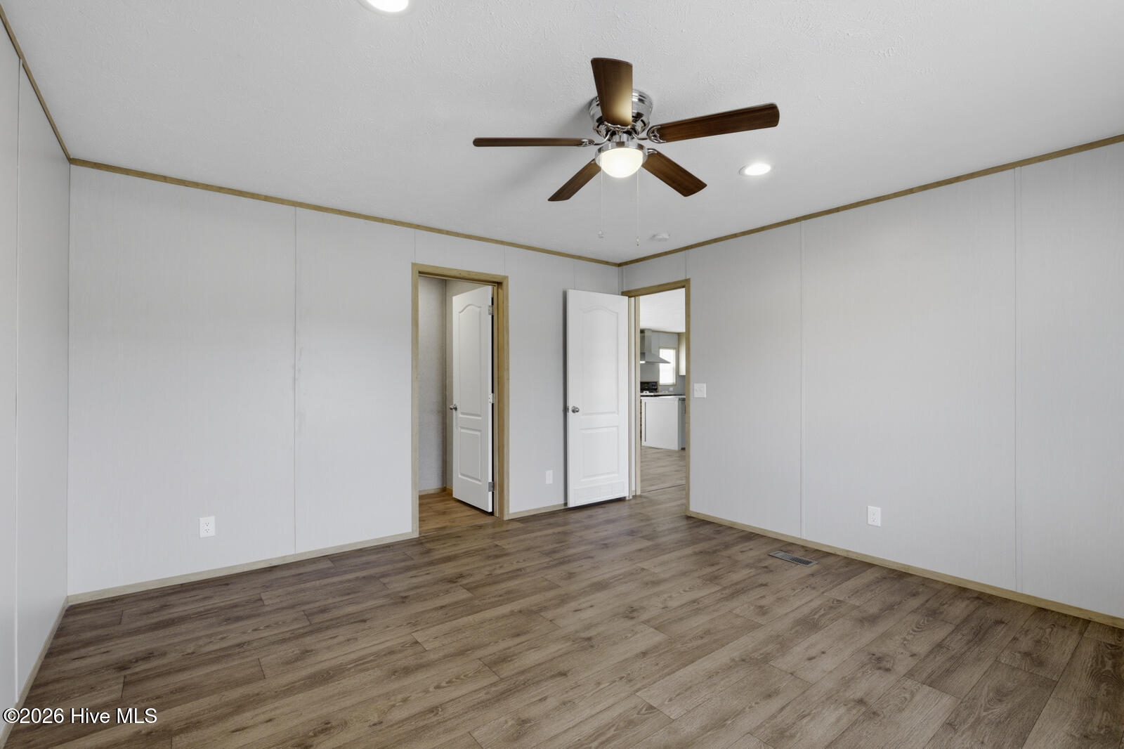 100565358 | Photo 15