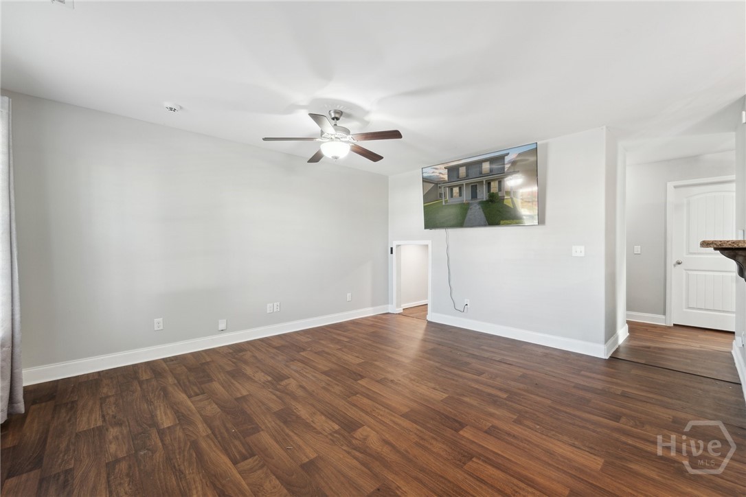 Living area with office/craft/game/use any way you