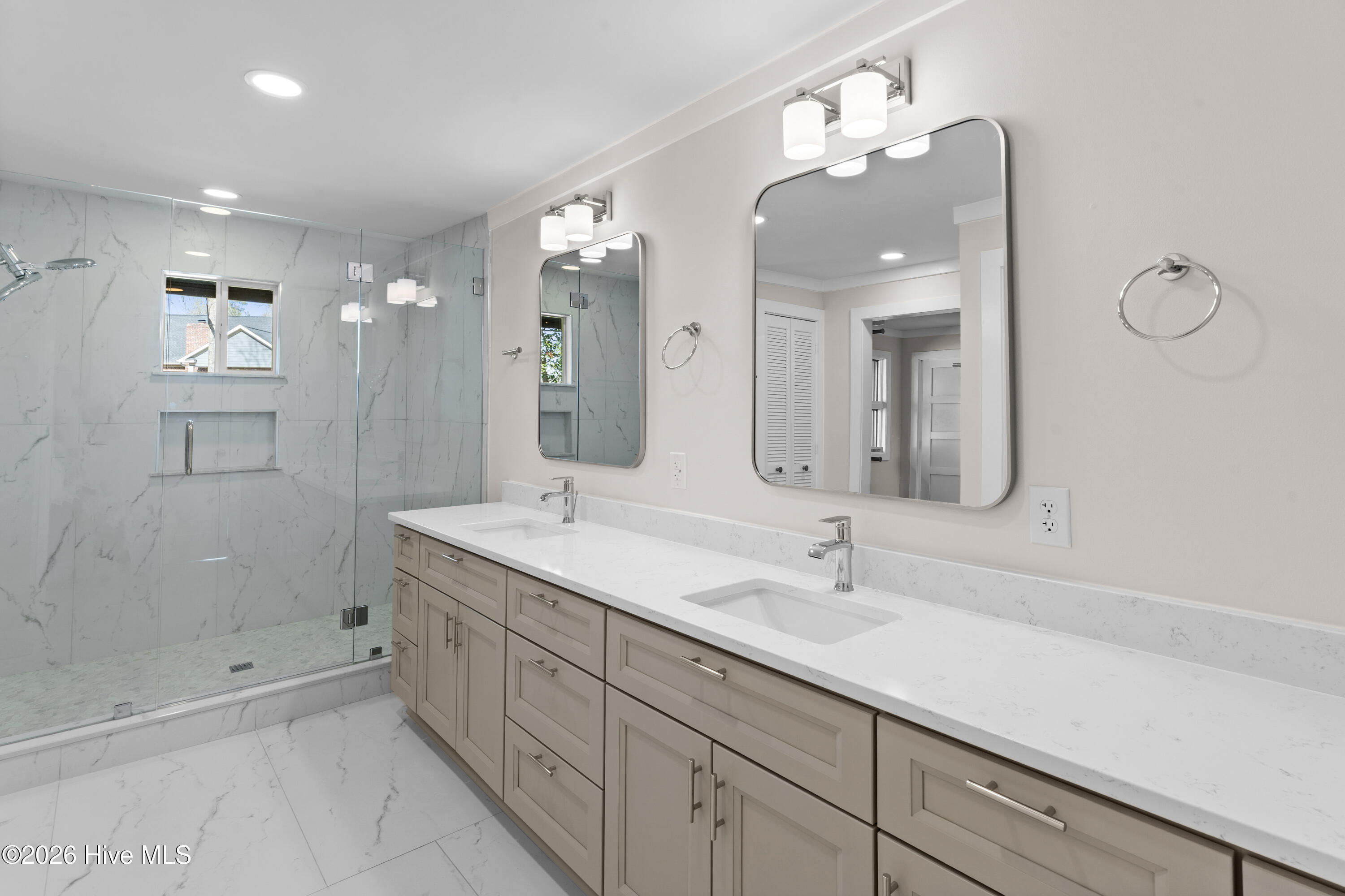 100561739 | Photo 36