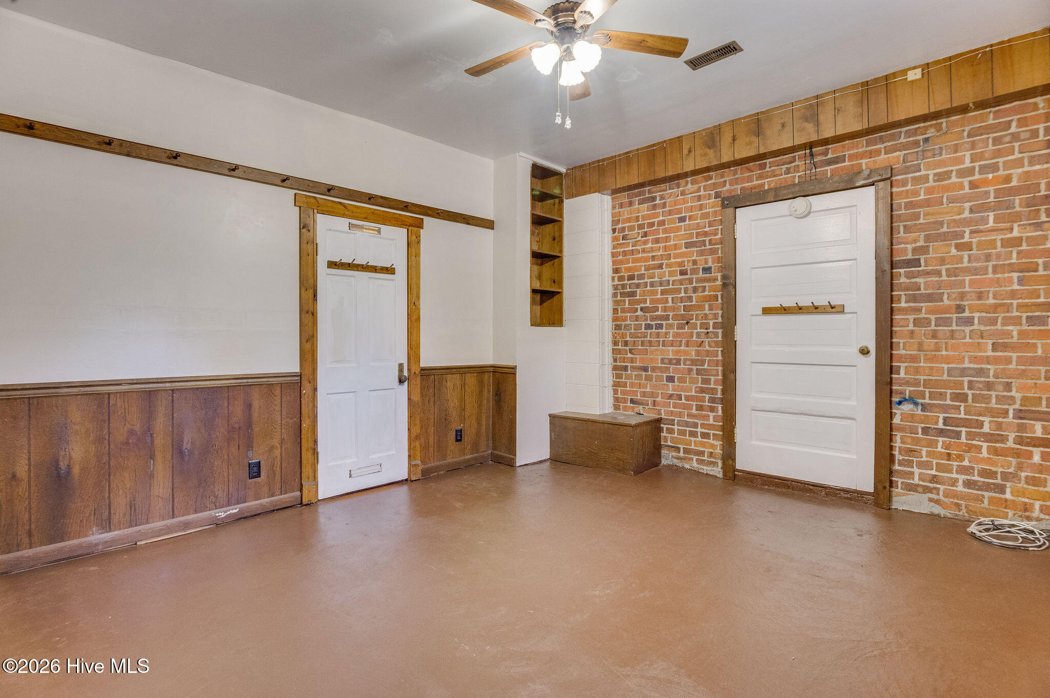 100561889 | Photo 35