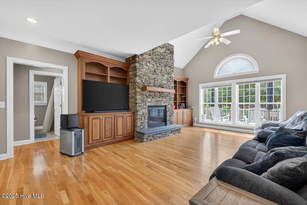 100530504 | Photo 12