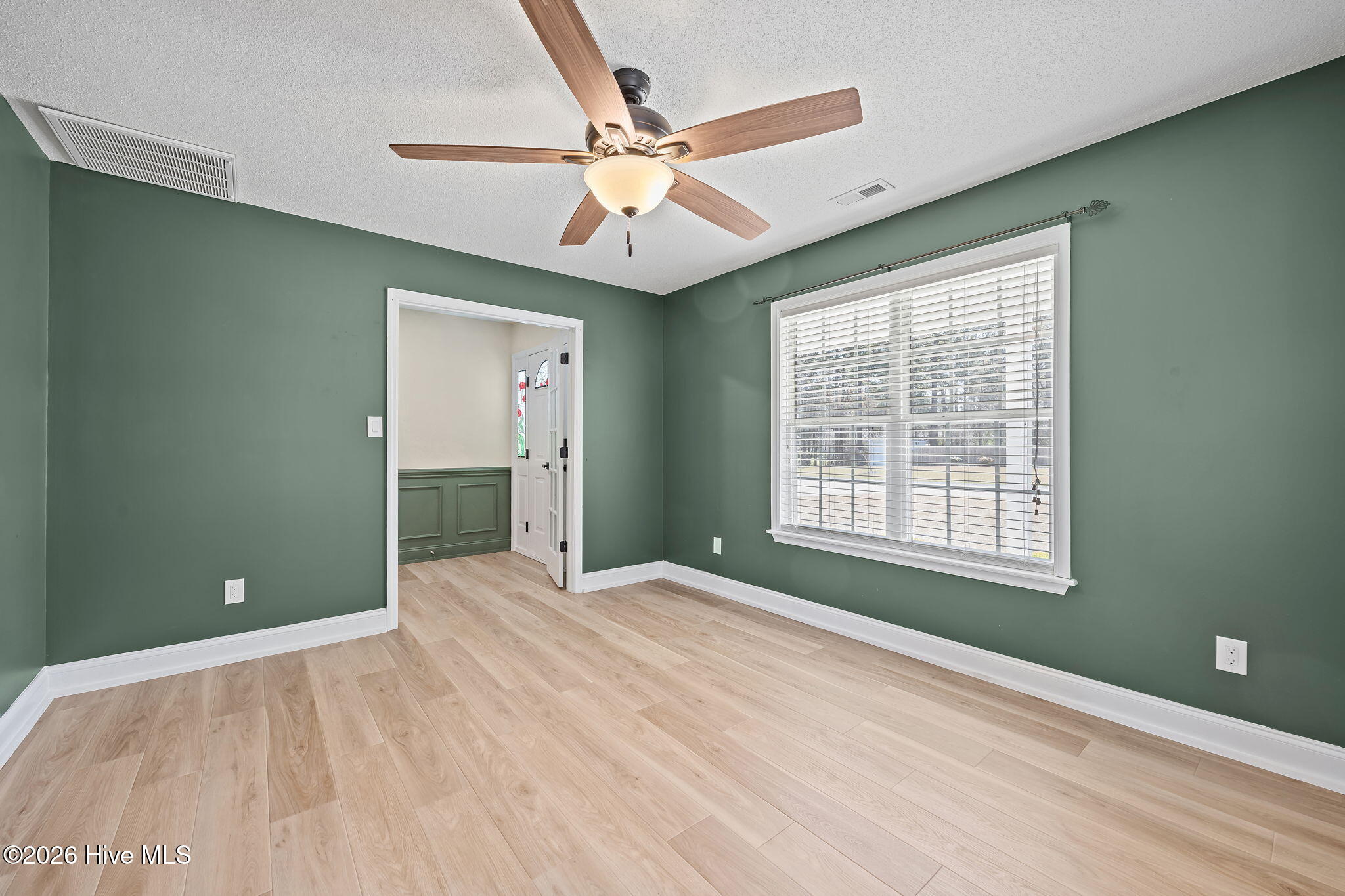 100561724 | Photo 11