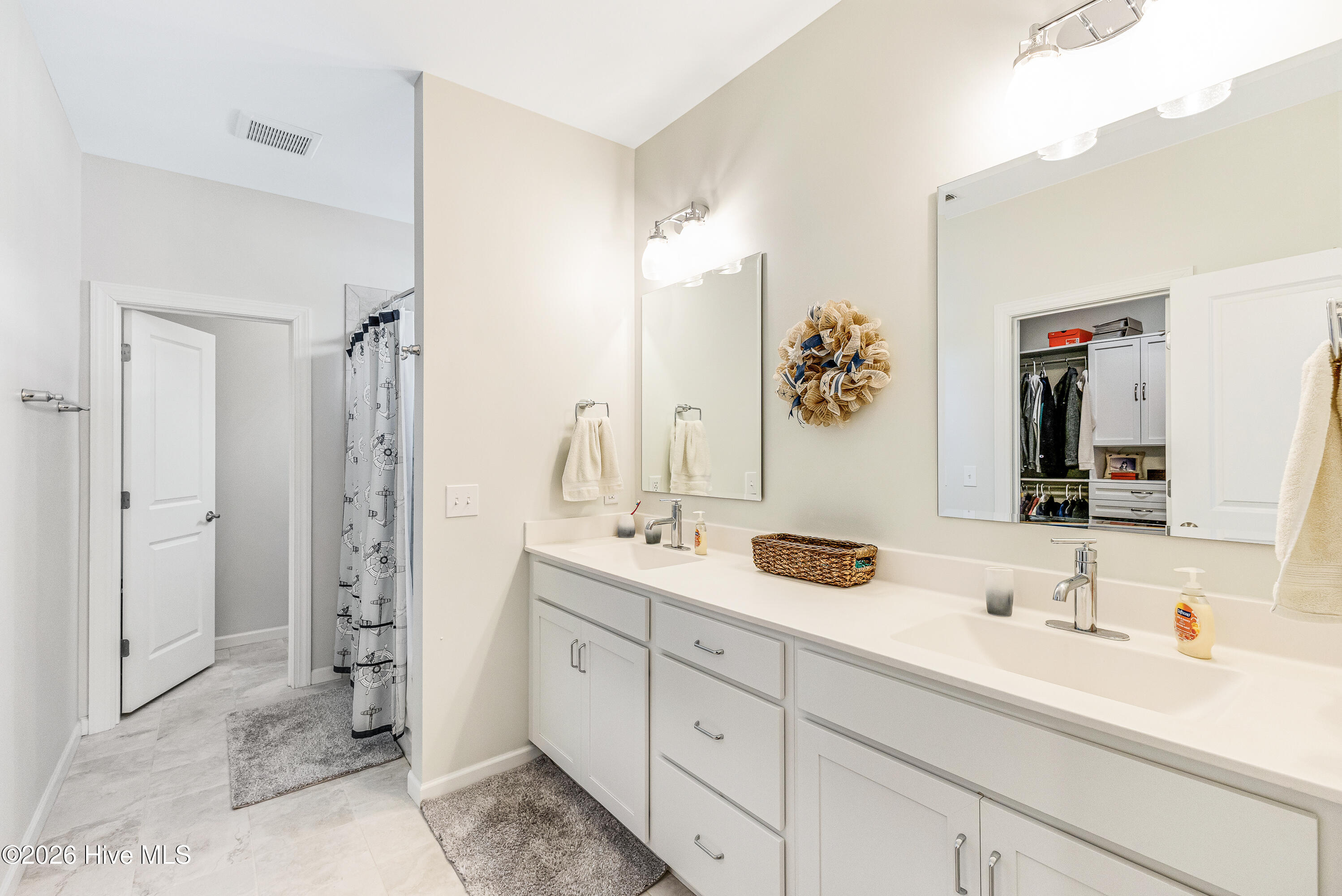 100561290 | Photo 22