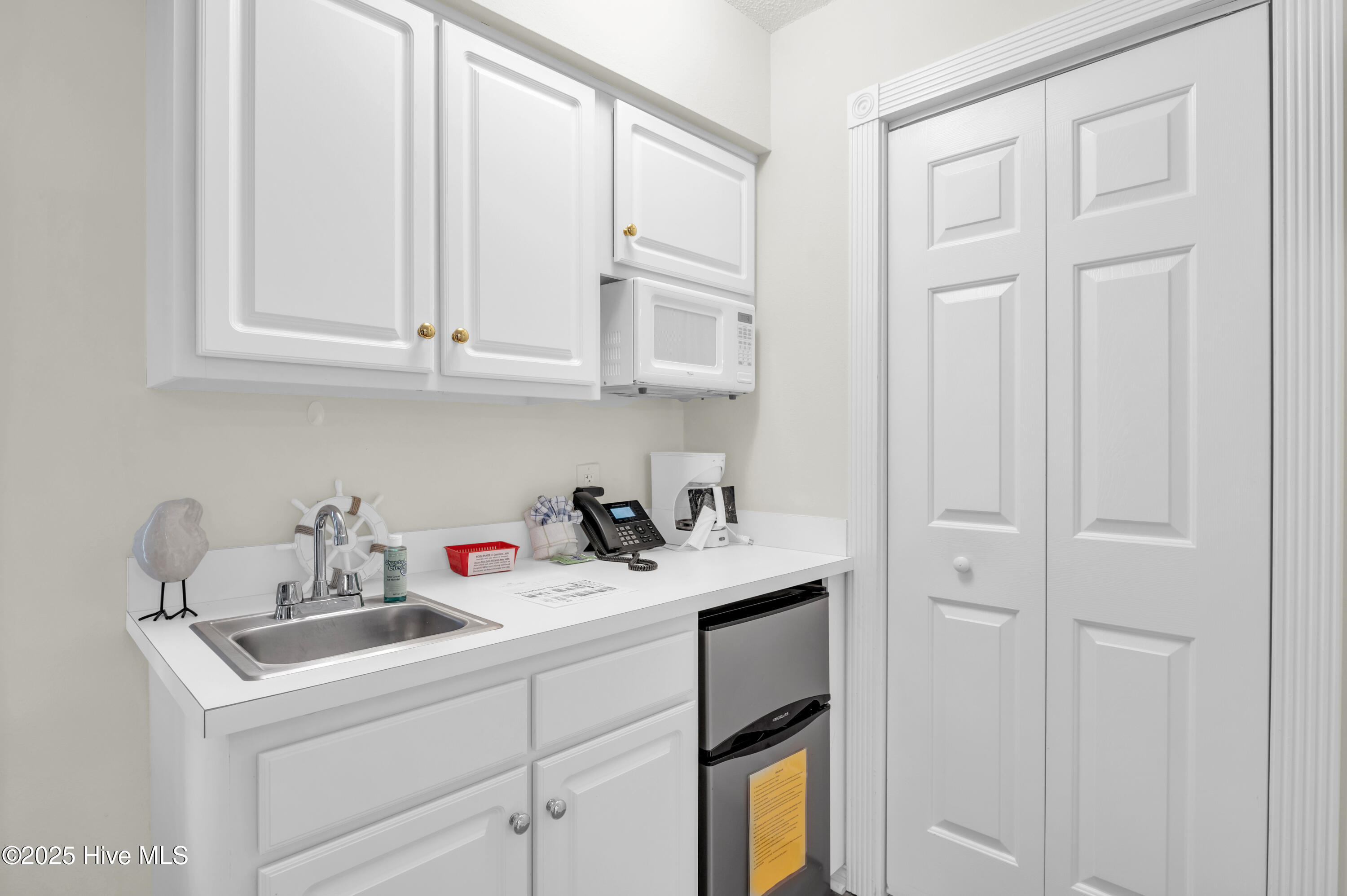 100525155 | Photo 15