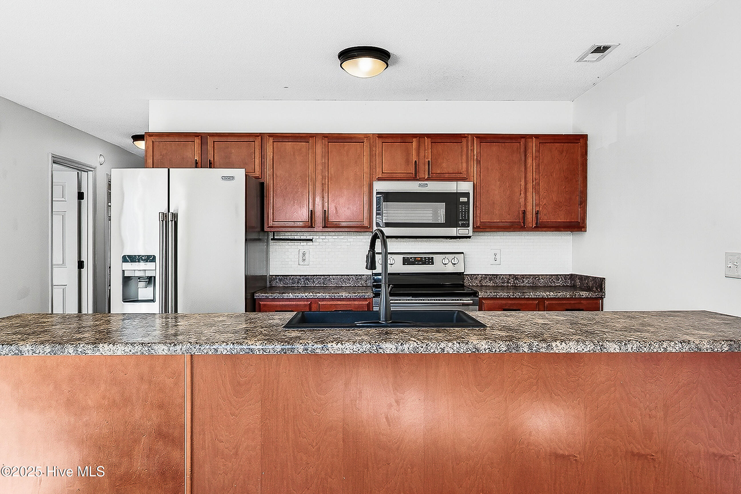 100537244 | Photo 12