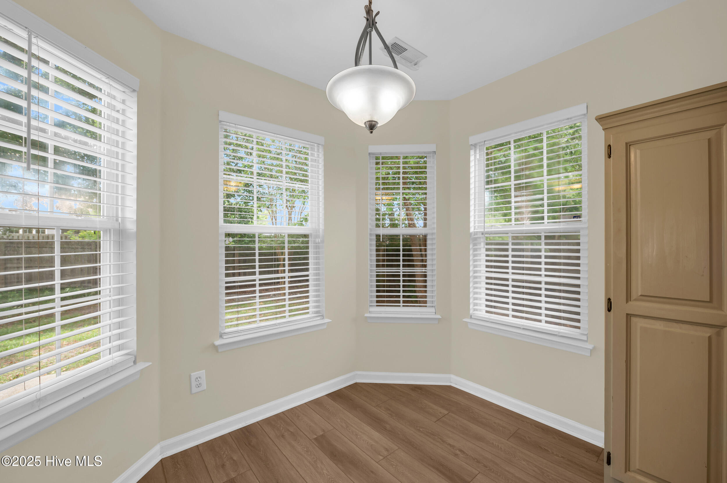 100532277 | Photo 19