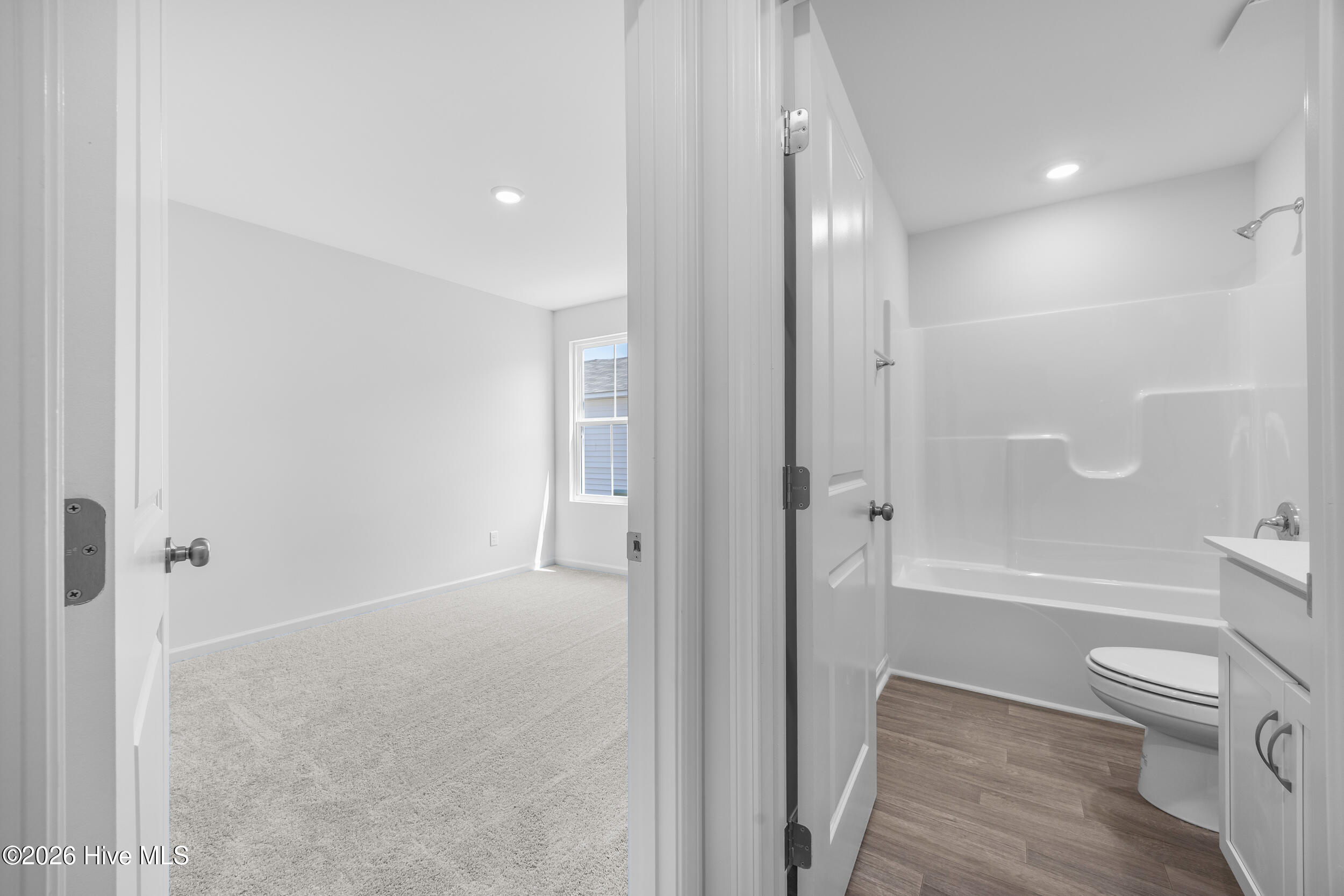 100570038 | Photo 11